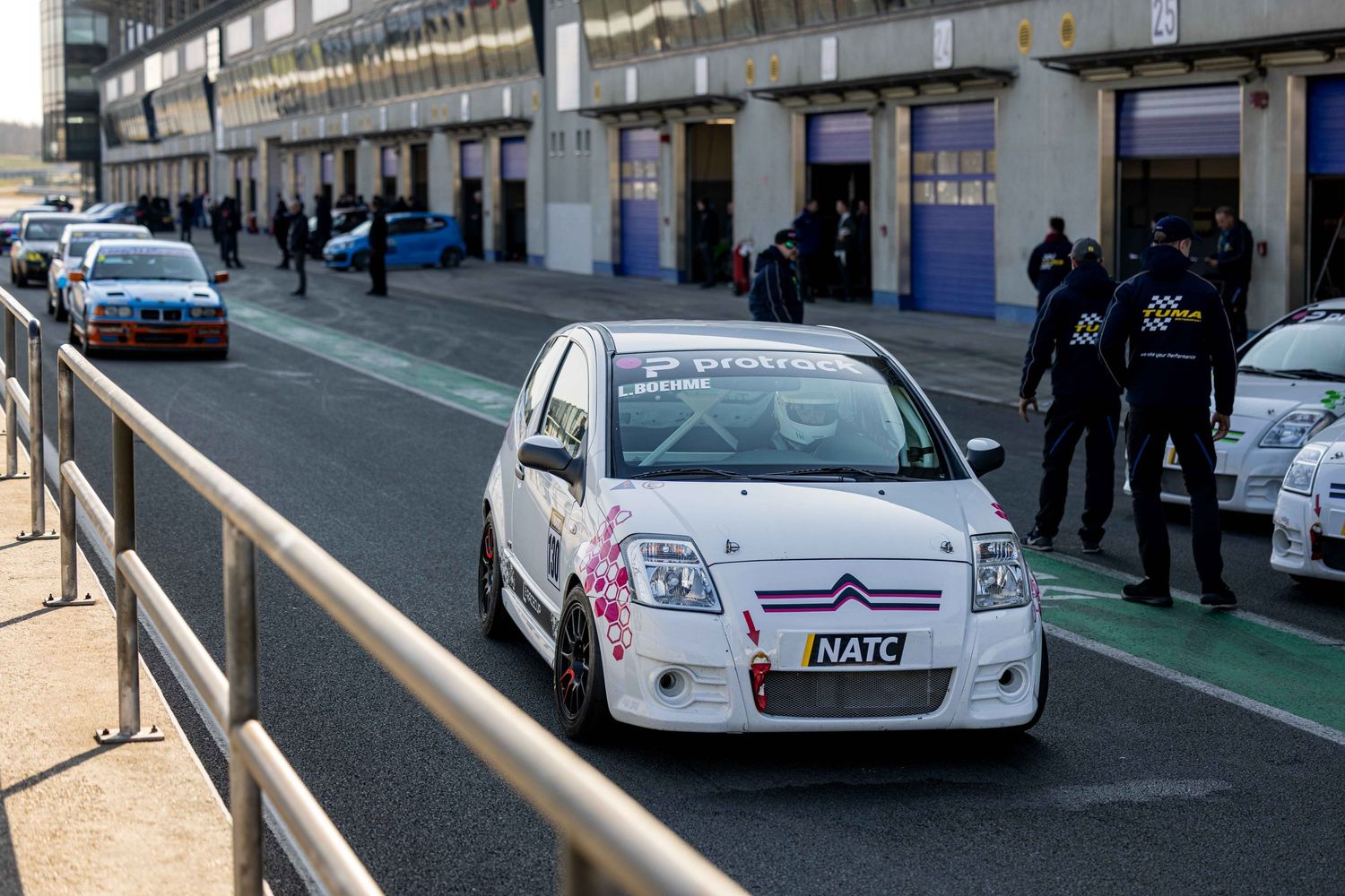 Laura Böhme in ihrem Rennfahrzeug auf der Fastlane der Boxengasse in Oschersleben