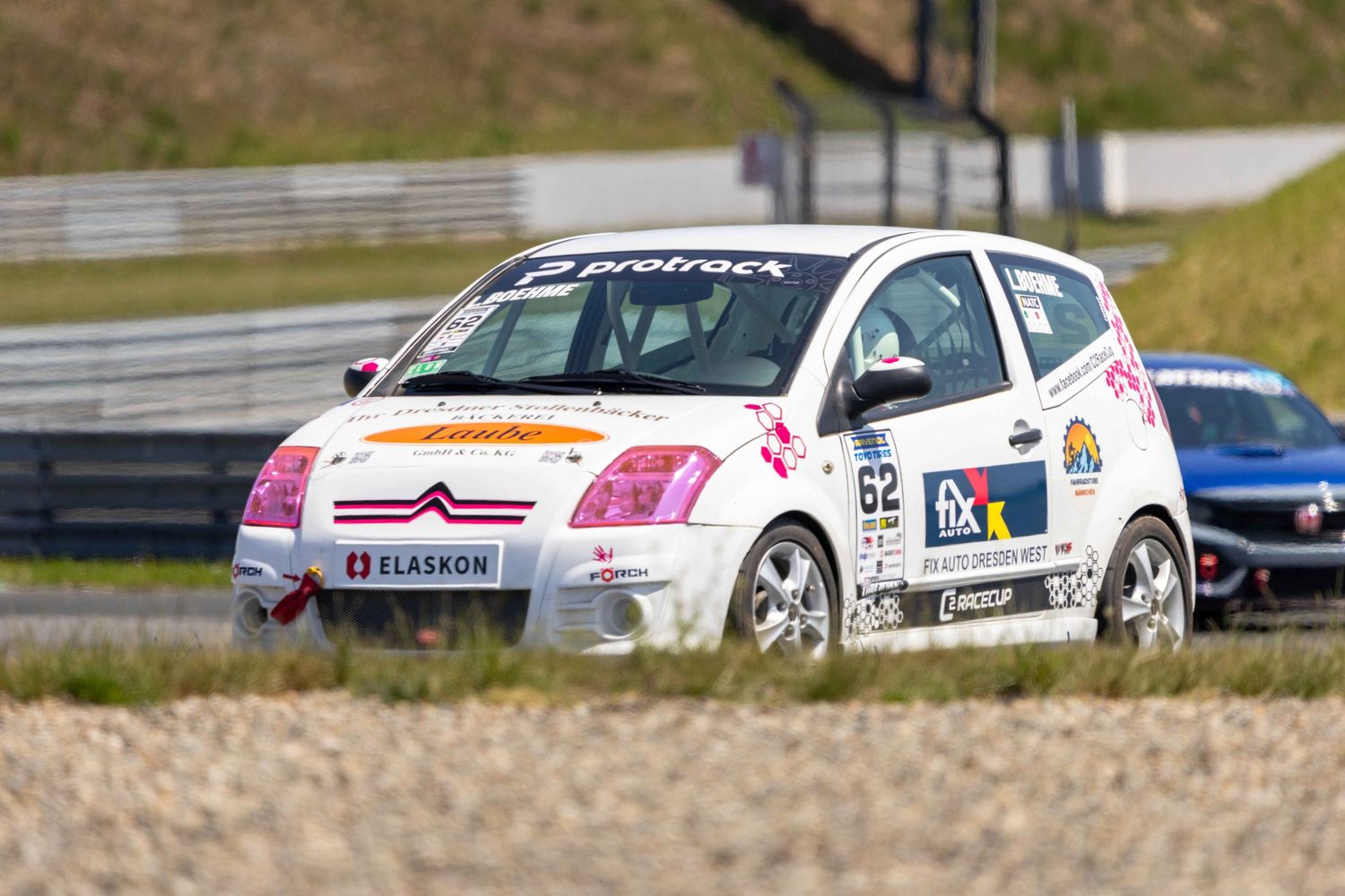 Viele Rennfahrzeuge in Oschersleben auf der Strecke ganz vorne dabei Laura Böhme