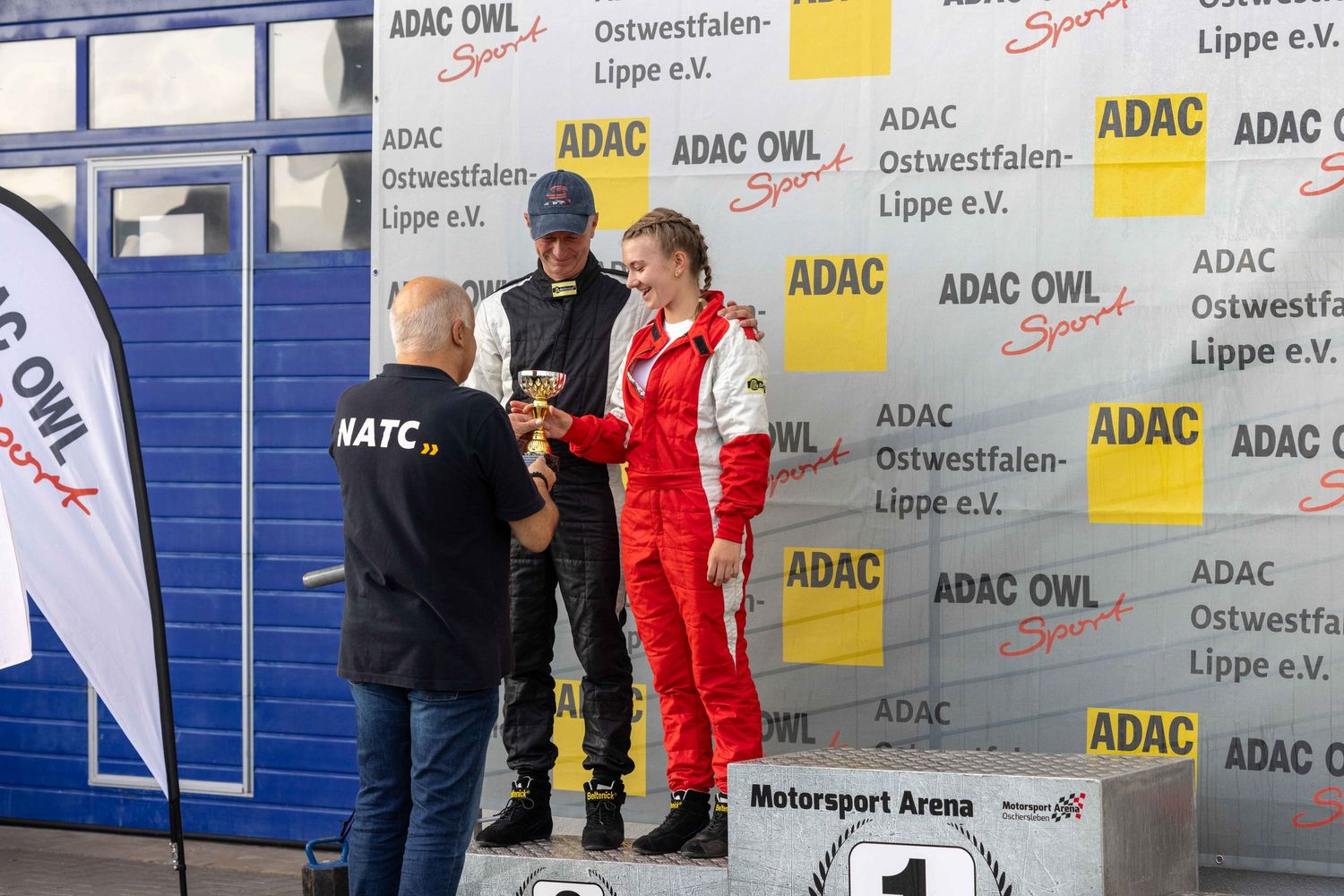 Laura Böhme mit ihrem Vater auf dem Podium