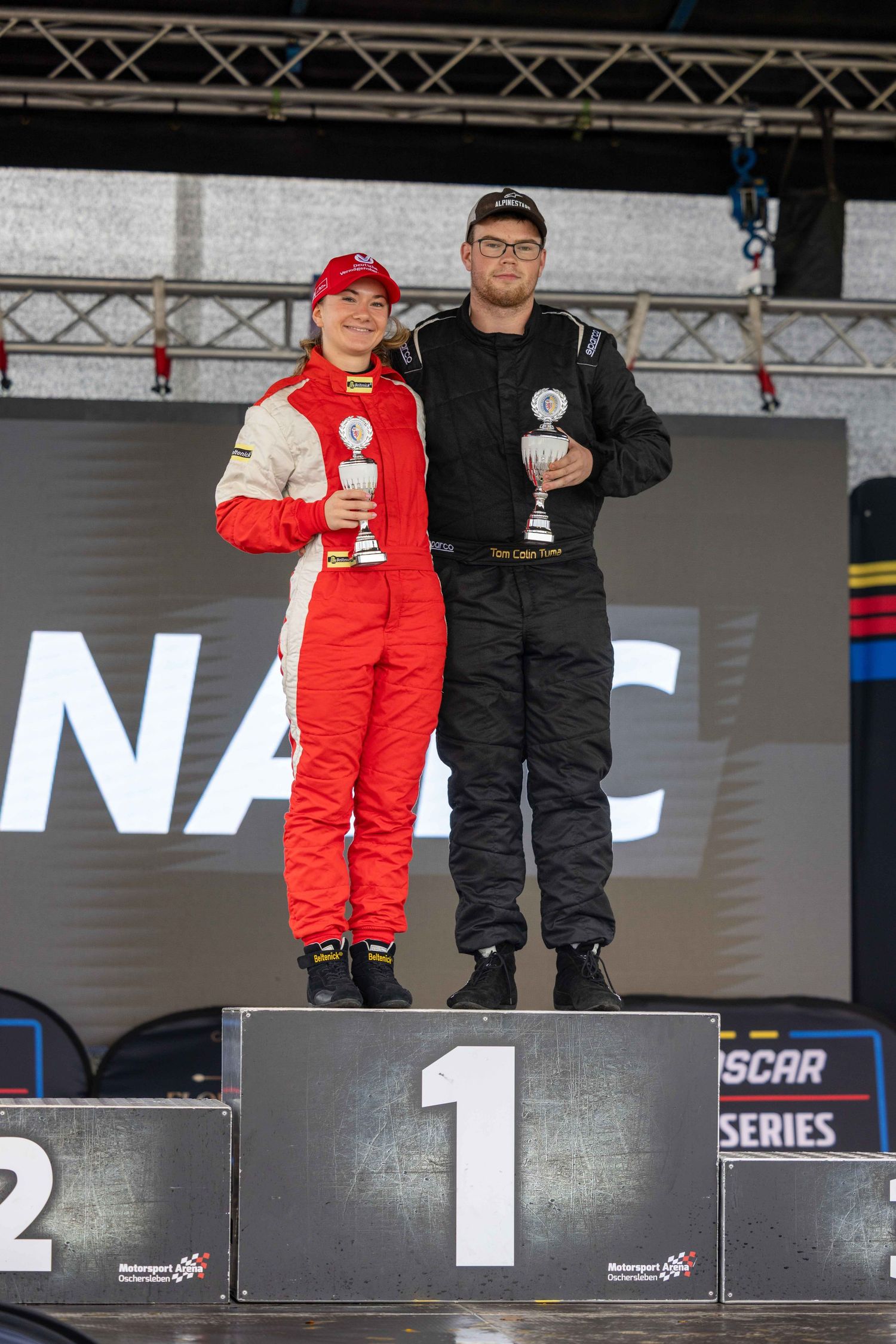 Laura Böhme mit Teamkollege auf dem Podium