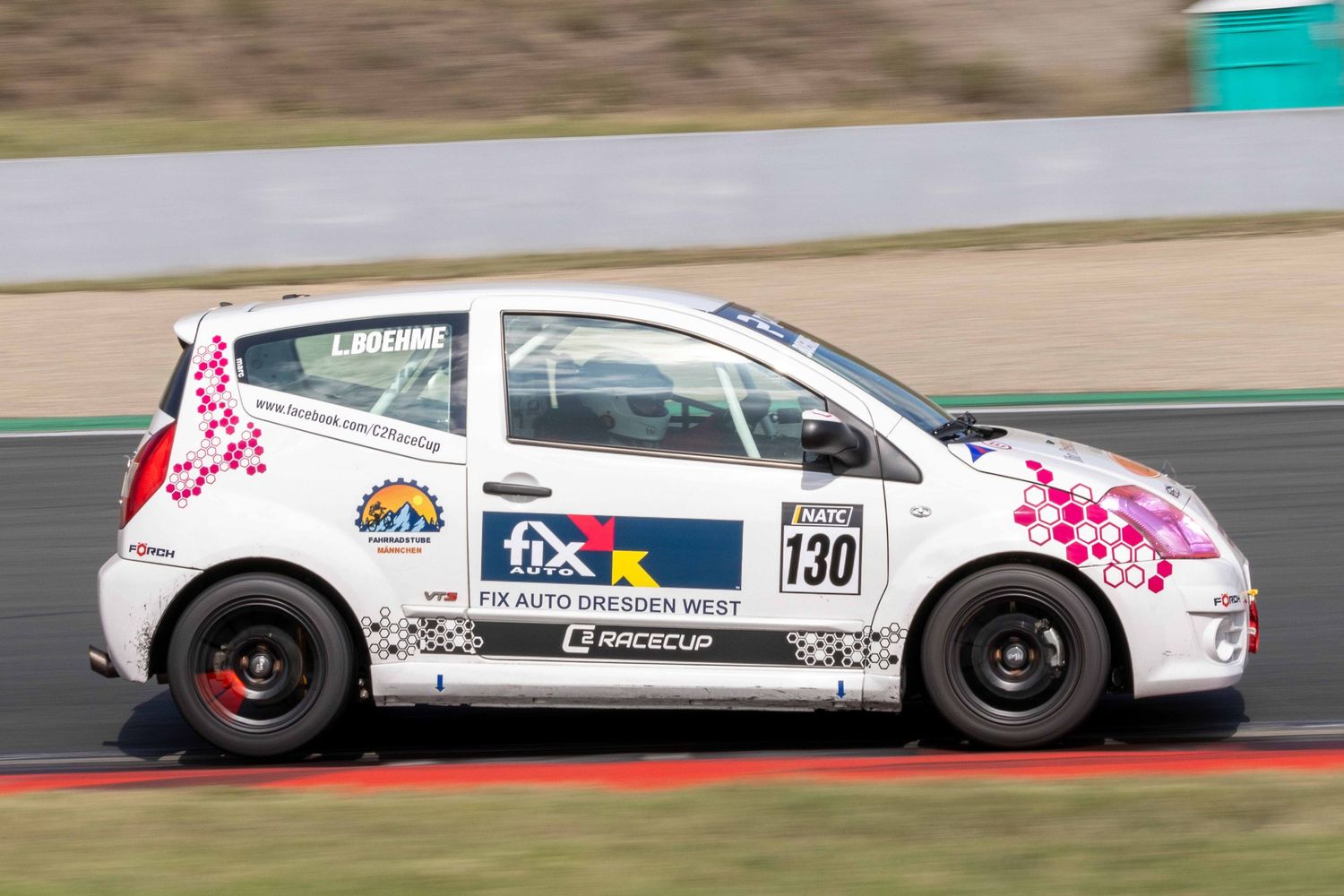 Laura Böhme im Rennwagen