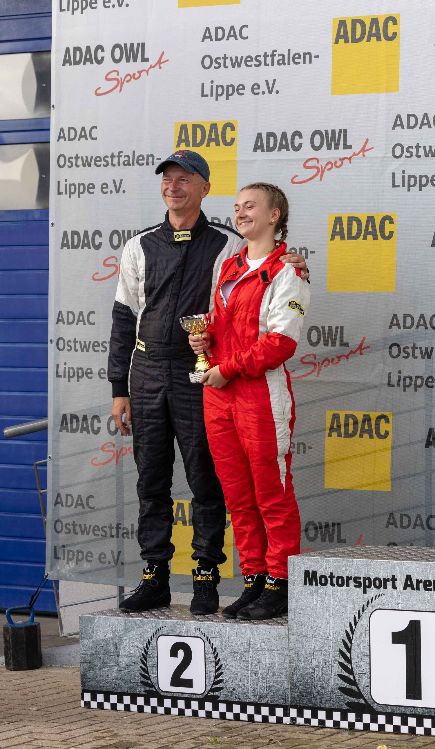 Laura Böhme mit ihrem Vater auf dem Podium