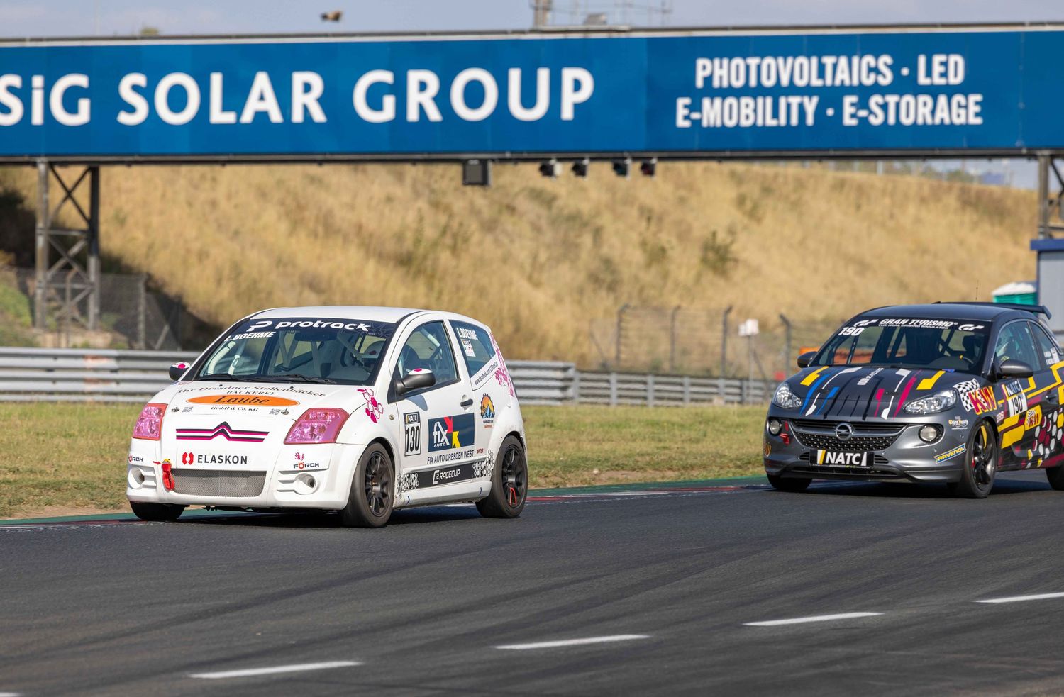 Viele Rennfahrzeuge in Oschersleben auf der Strecke ganz vorne dabei Laura Böhme