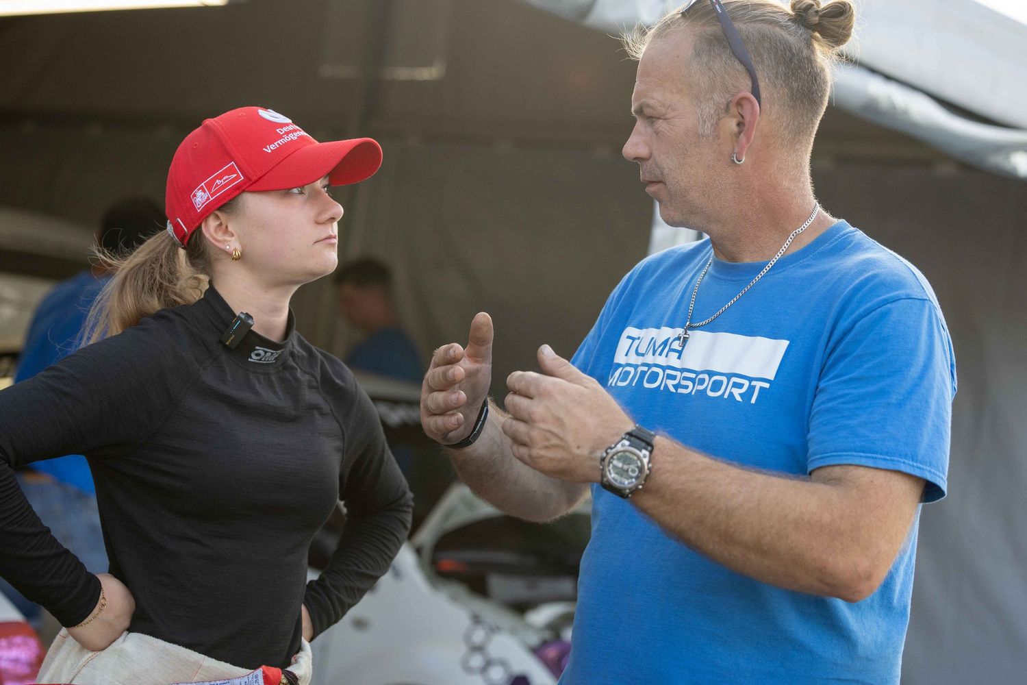 Laura Böhme mit Teamchef Jens Tuma am reden