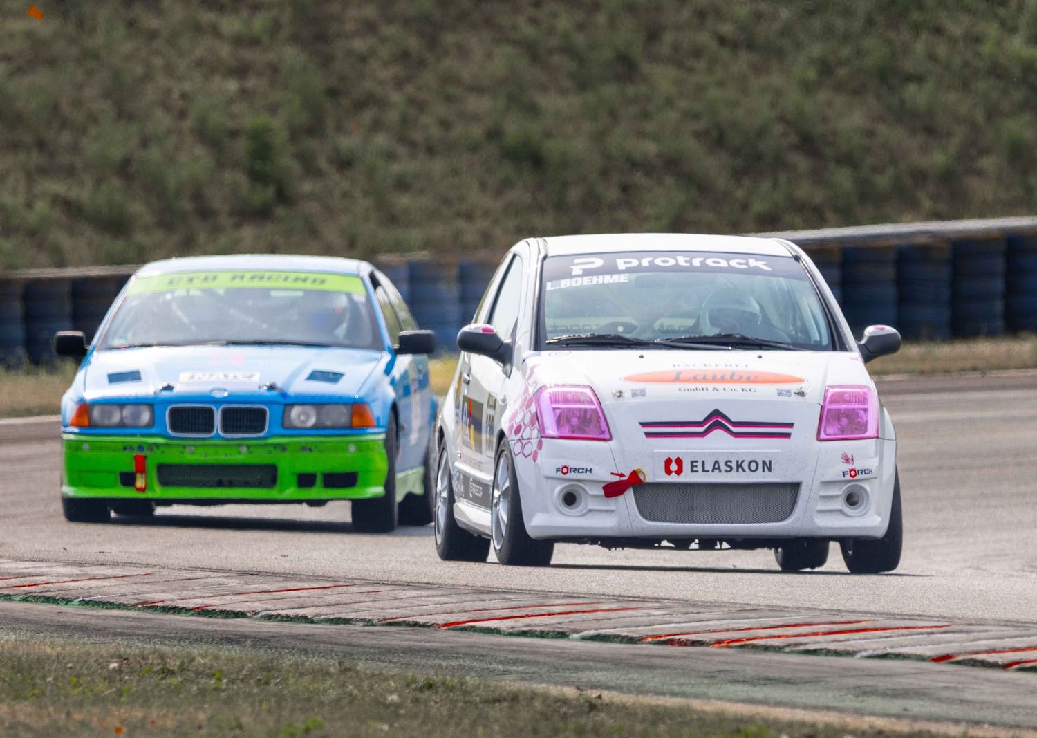 Viele Rennfahrzeuge in Oschersleben auf der Strecke ganz vorne dabei Laura Böhme