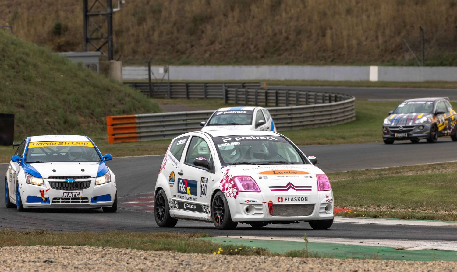 Viele Rennfahrzeuge in Oschersleben auf der Strecke ganz vorne dabei Laura Böhme
