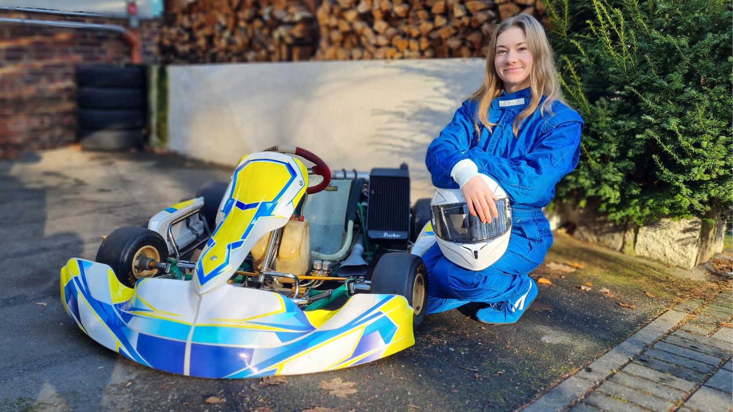 Laura Böhme neben ihrem Rennkart