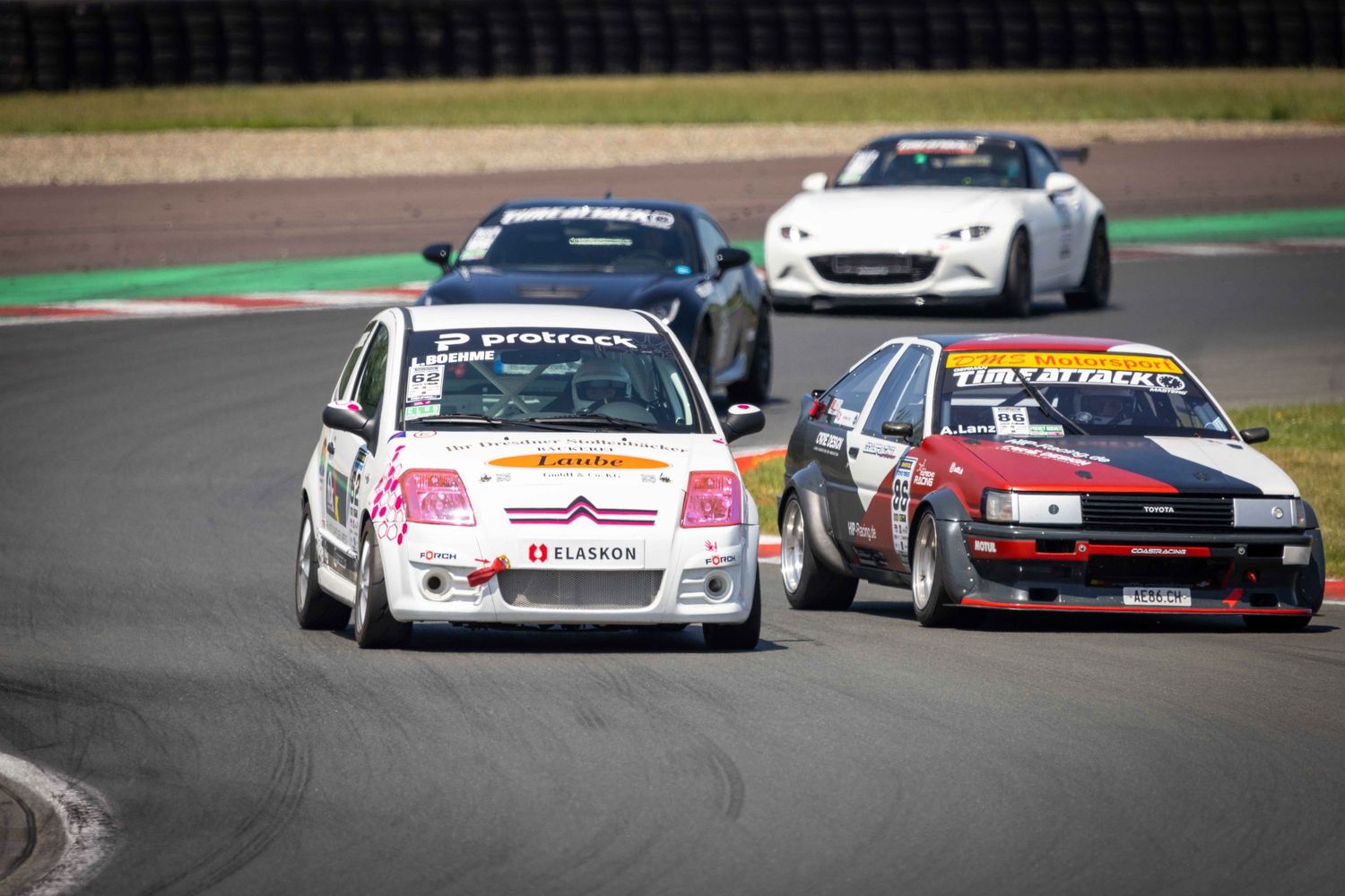 Viele Rennfahrzeuge in Oschersleben auf der Strecke ganz vorne dabei Laura Böhme