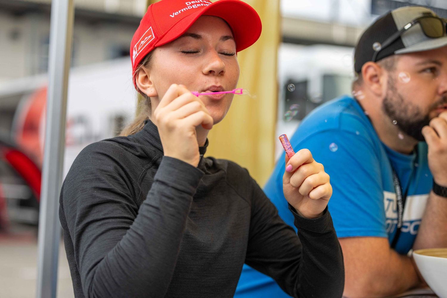 Laura Böhme hat Spaß mit Seifenblasen