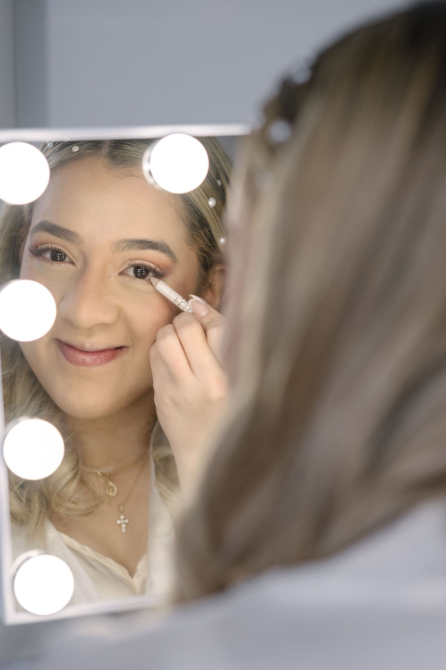 Bride applying makeup while getting ready for her Miami wedding