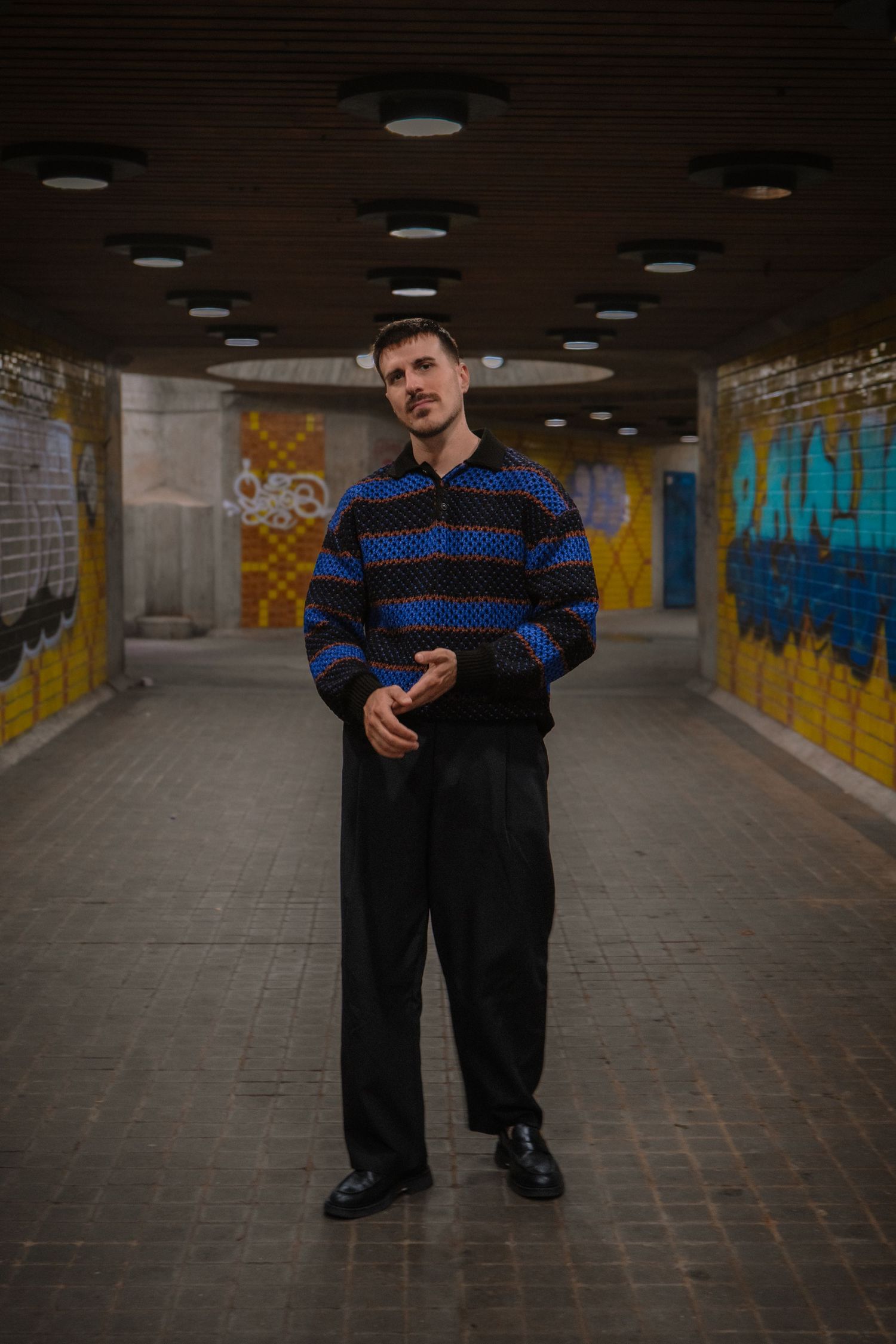 Portrait von Sandro in Bewegung mit urbanem Hintergrund und Kunstlicht