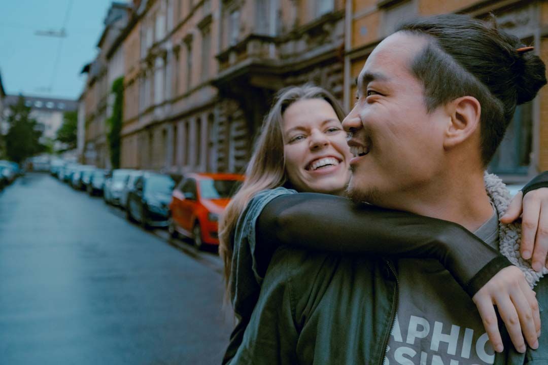 Angi und Tongle bei einem ungezwungenen Couple Shooting im natürlichen Licht