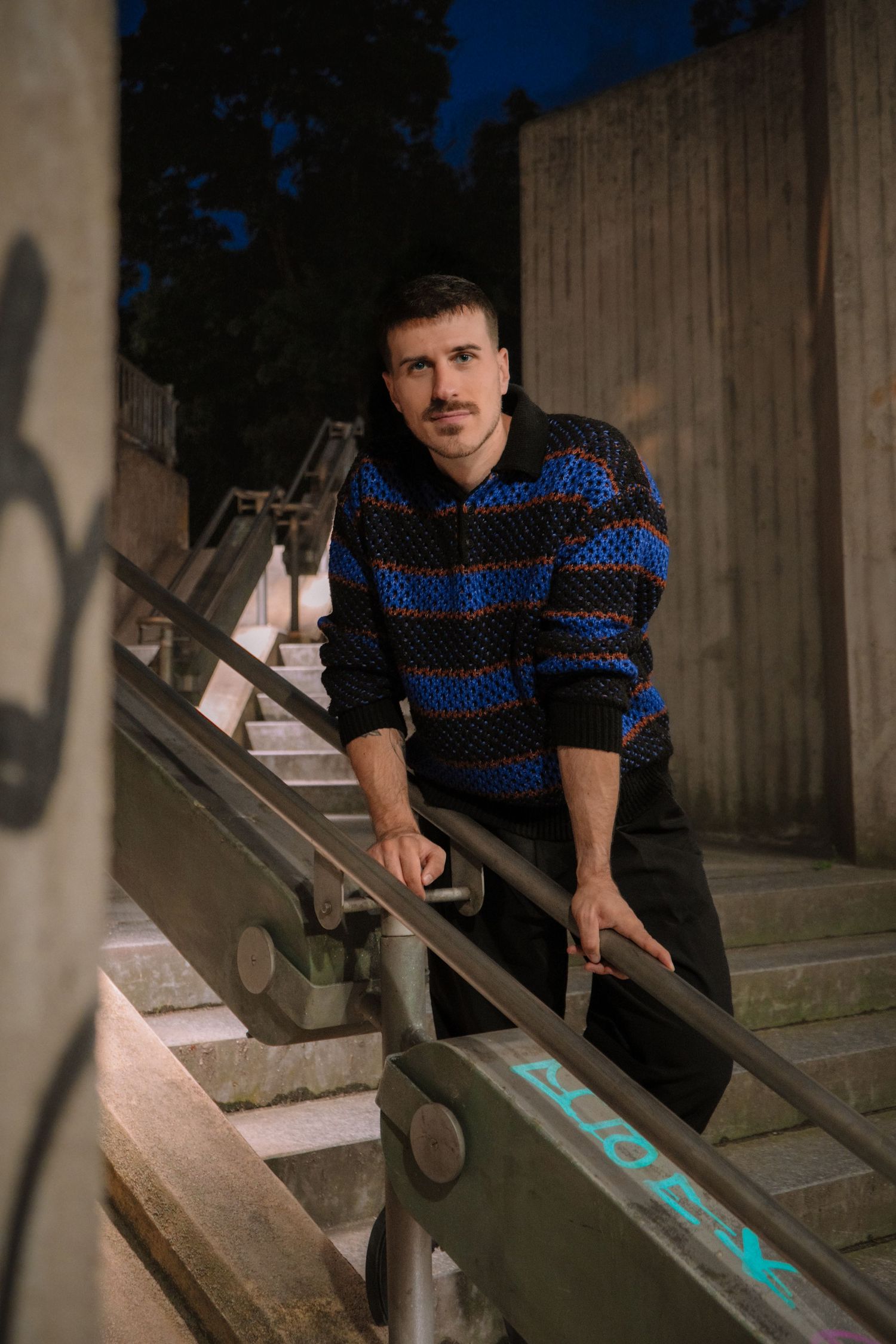 Ausdrucksstarkes Männerportrait von Sandro mit modernem Look