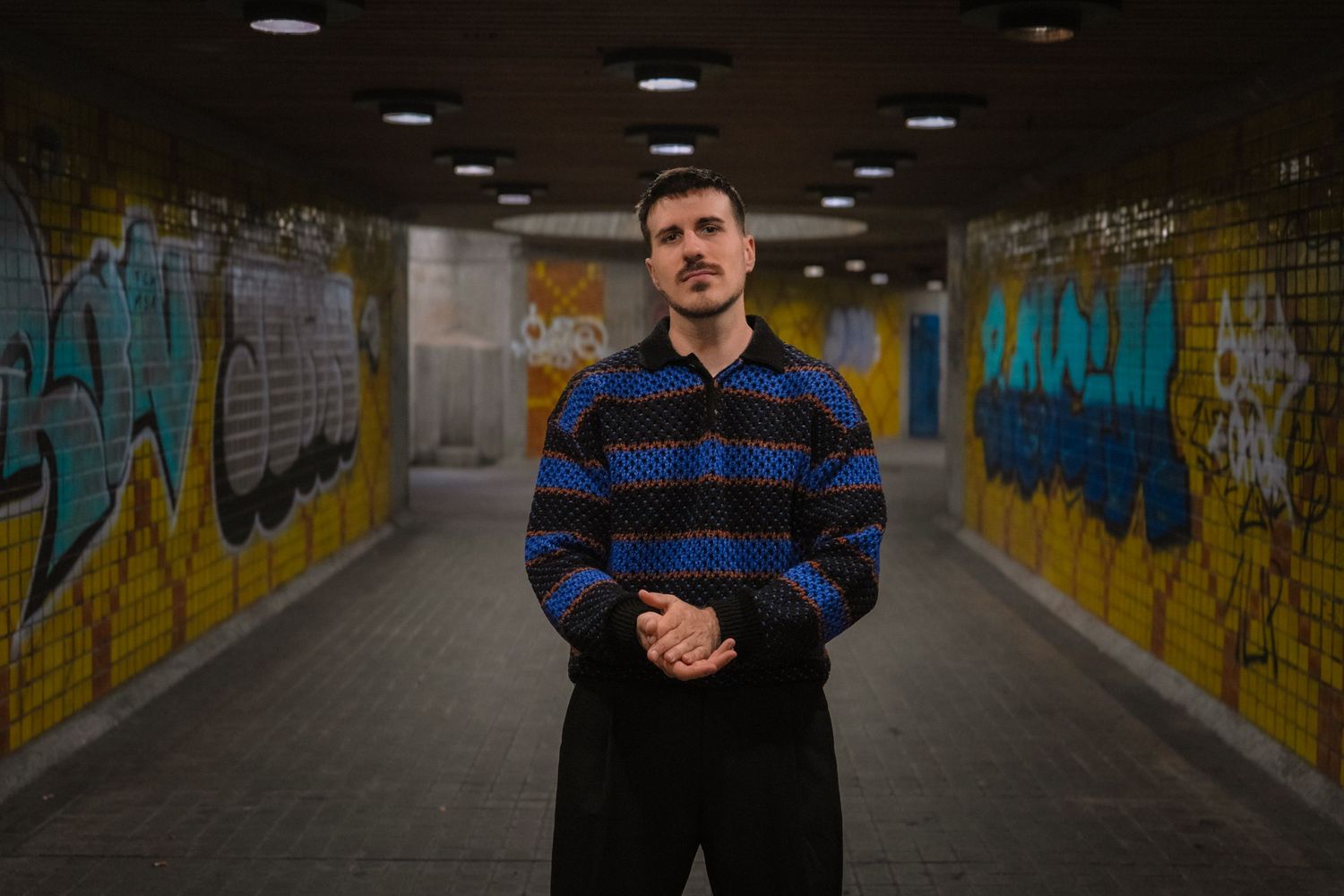 Männliches Portrait von Sandro mit cleanem, cinematic Look
