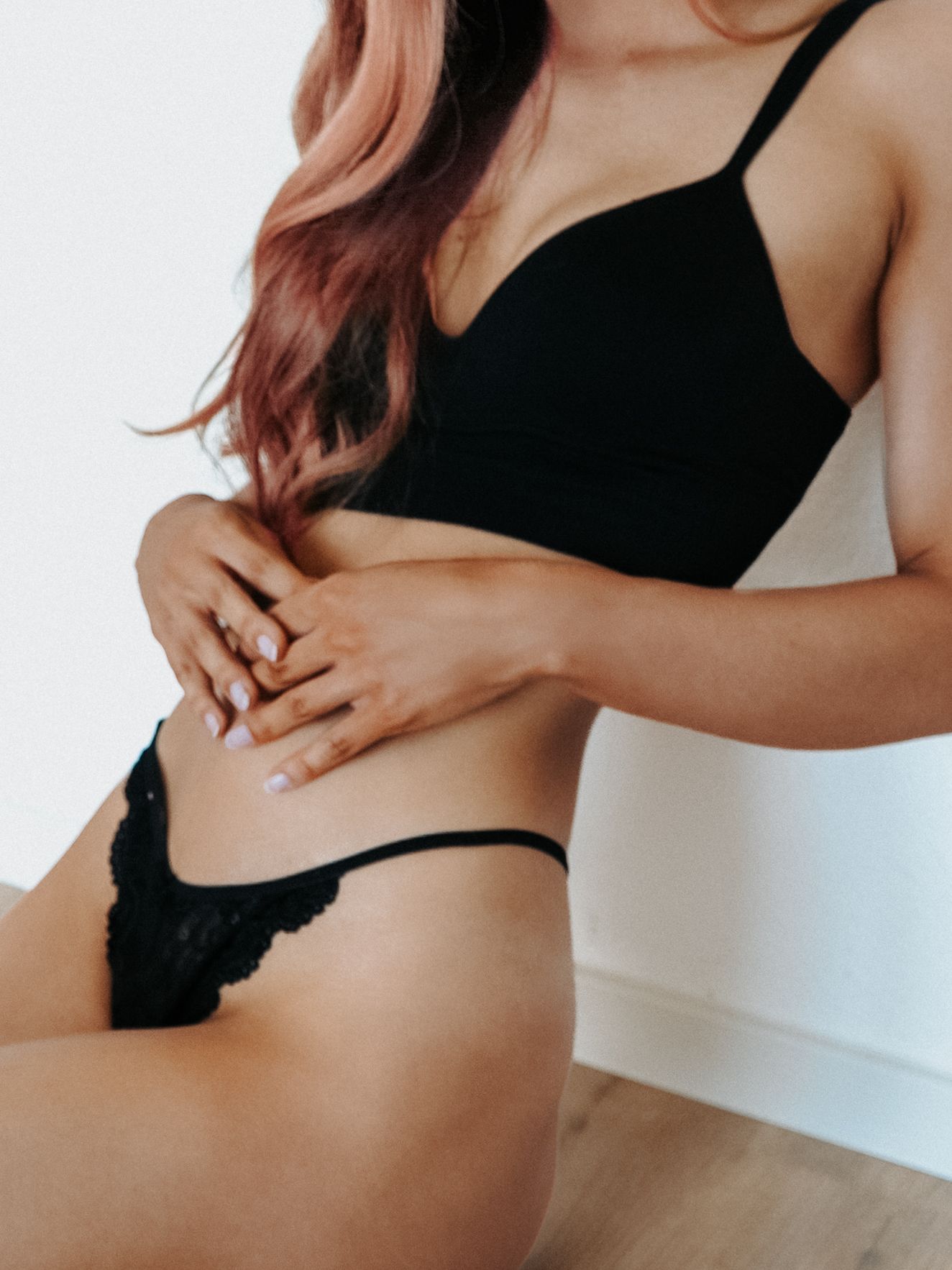 Boudoir Foto von Monika mit sinnlicher Stimmung und natürlichem Licht.