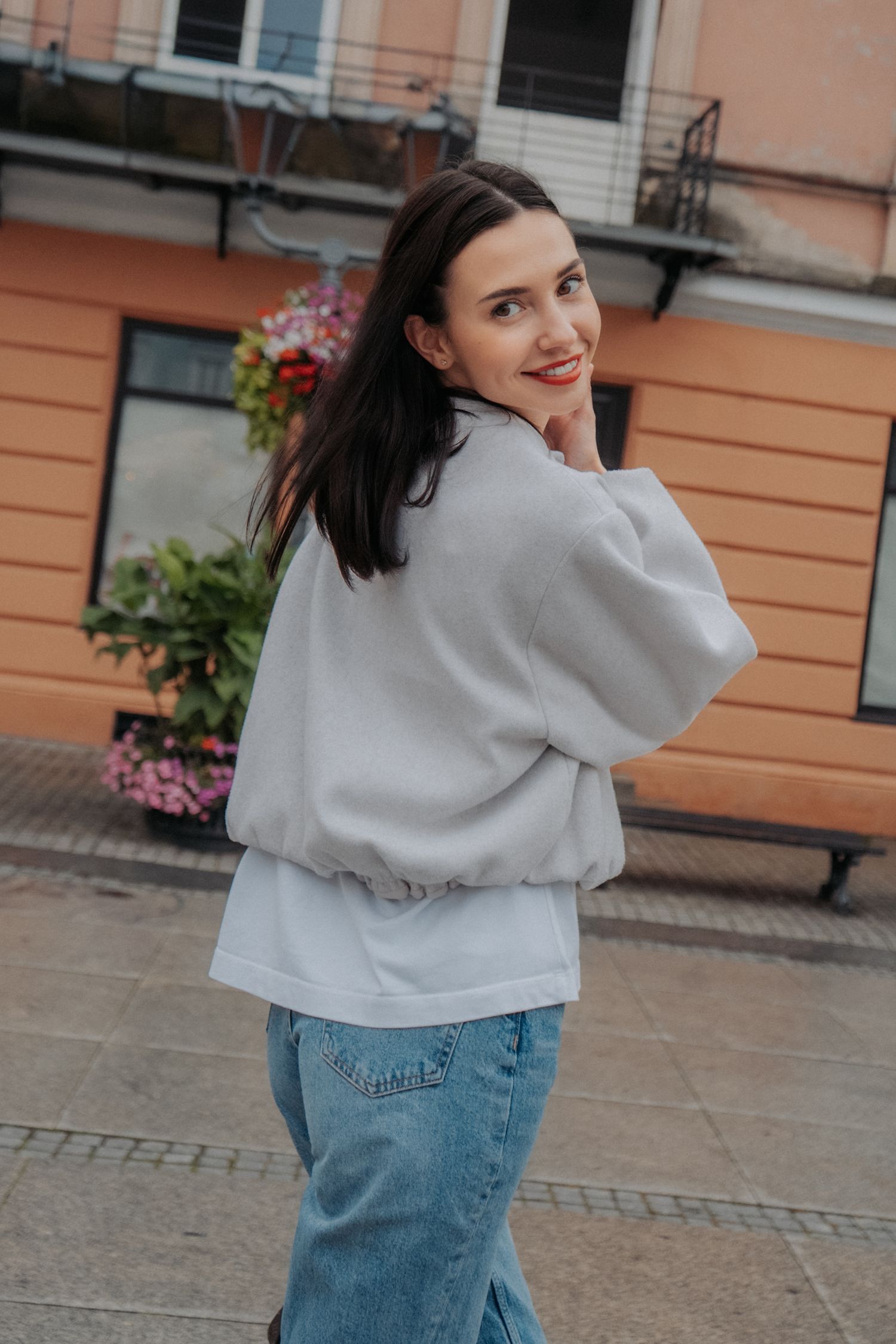 Authentisches Branding-Portrait von Albina mit natürlichem Licht