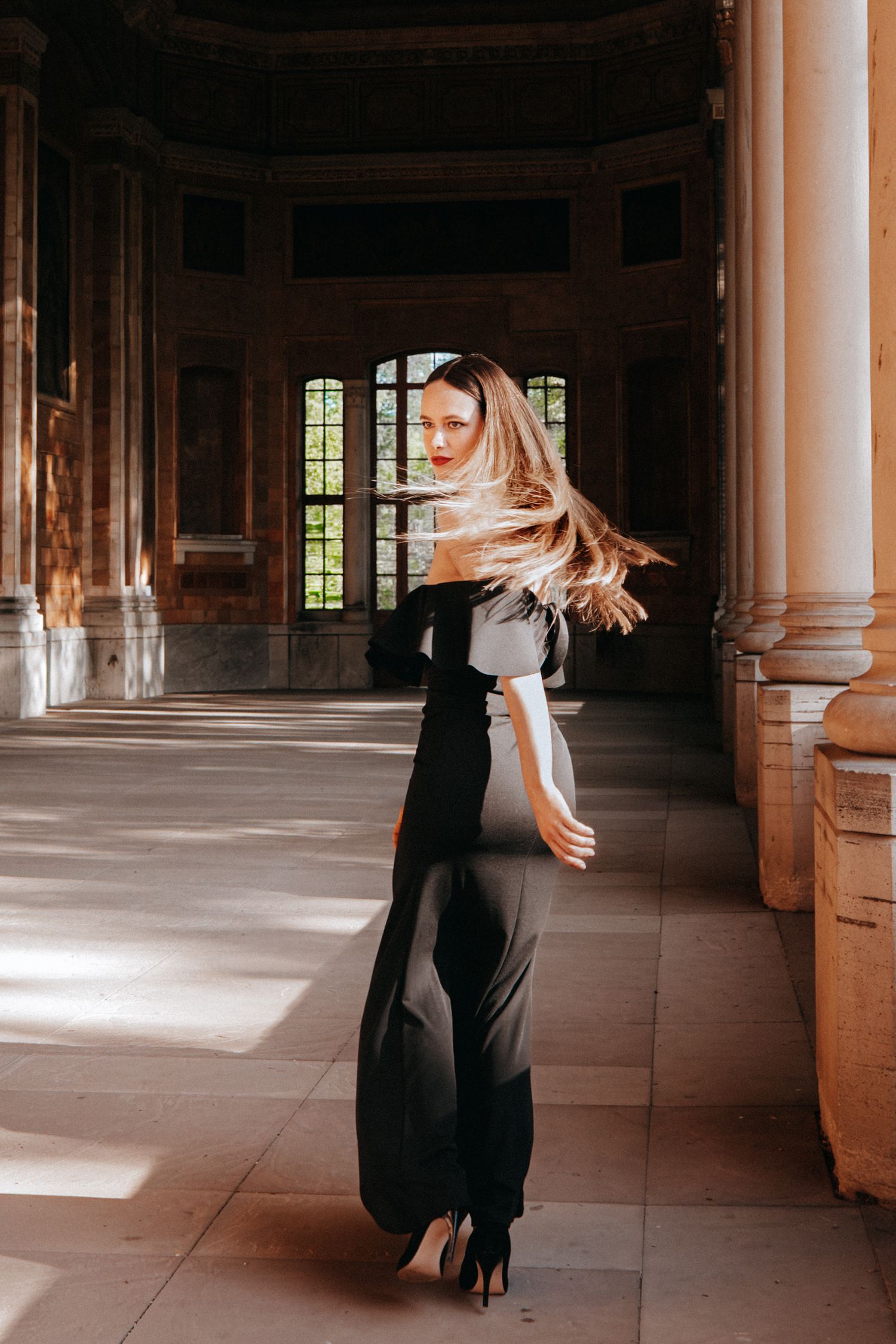 Portrait von Hannah mit femininer, moderner Ausstrahlung in natürlicher Bewegung