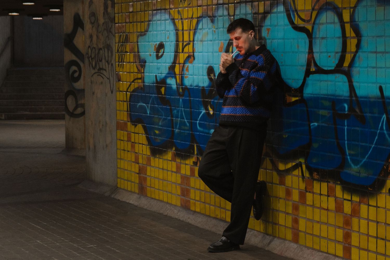 Editorial Männerportrait von Sandro im urbanen Umfeld