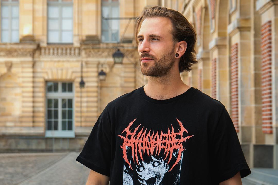 Lifestyle Portrait von Marco bei einem Schloss in Fontainebleau.