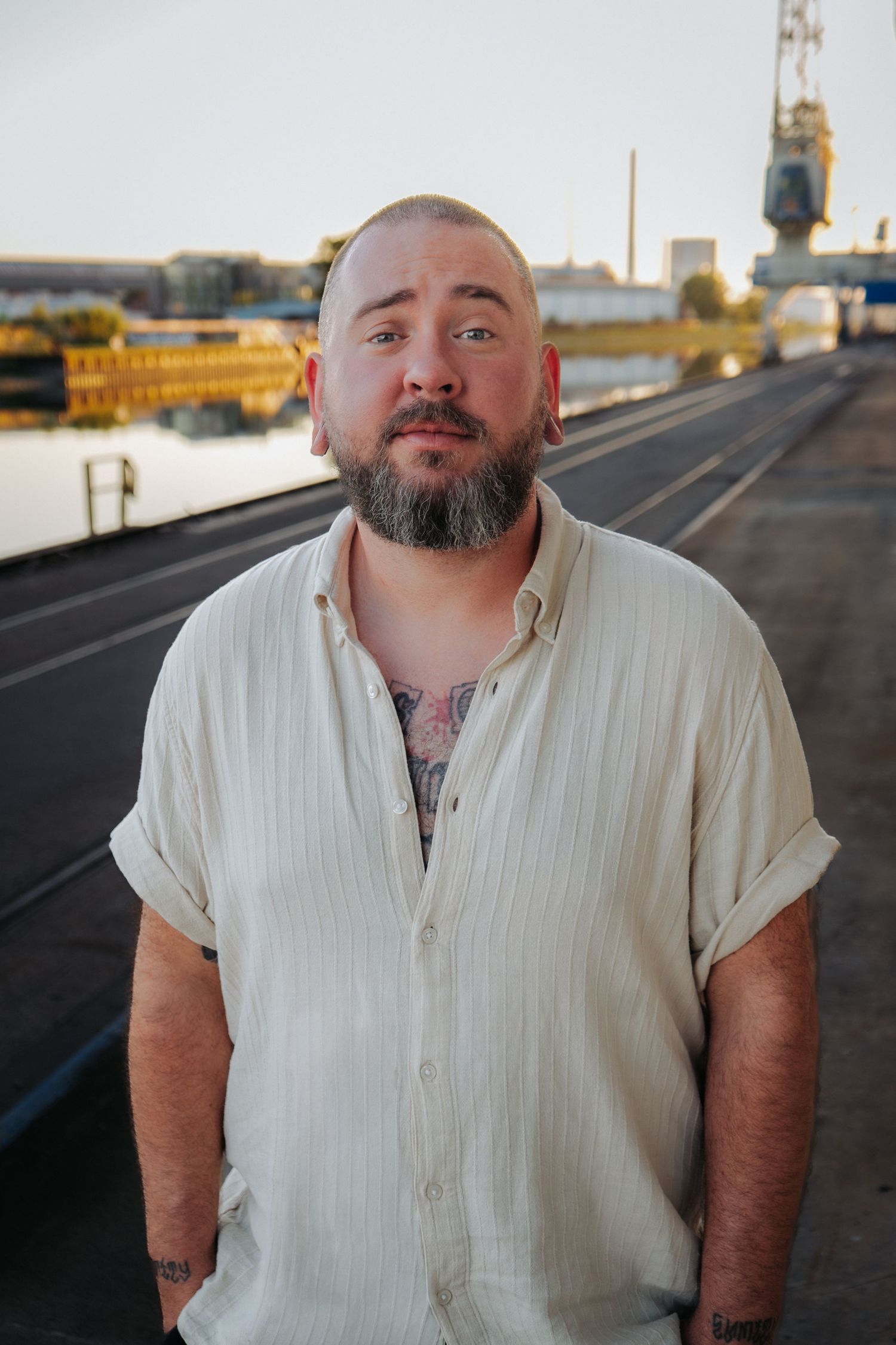 Ausdrucksstarkes Portrait von Julian im Freien