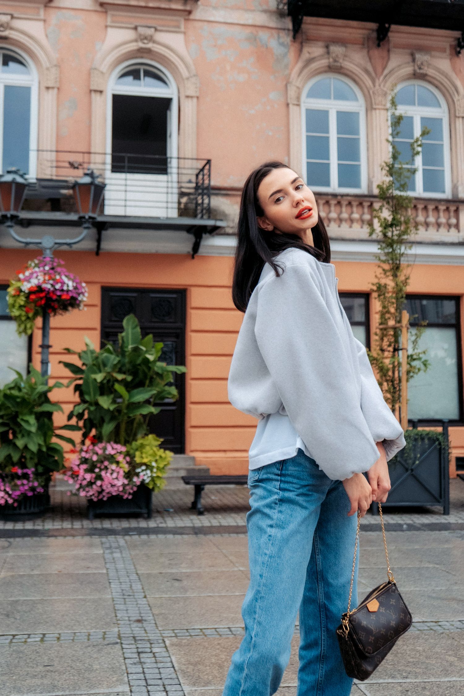Personal-Branding-Portrait von Albina im Łódź Innenstadt mit Architektur im Hintergrund.