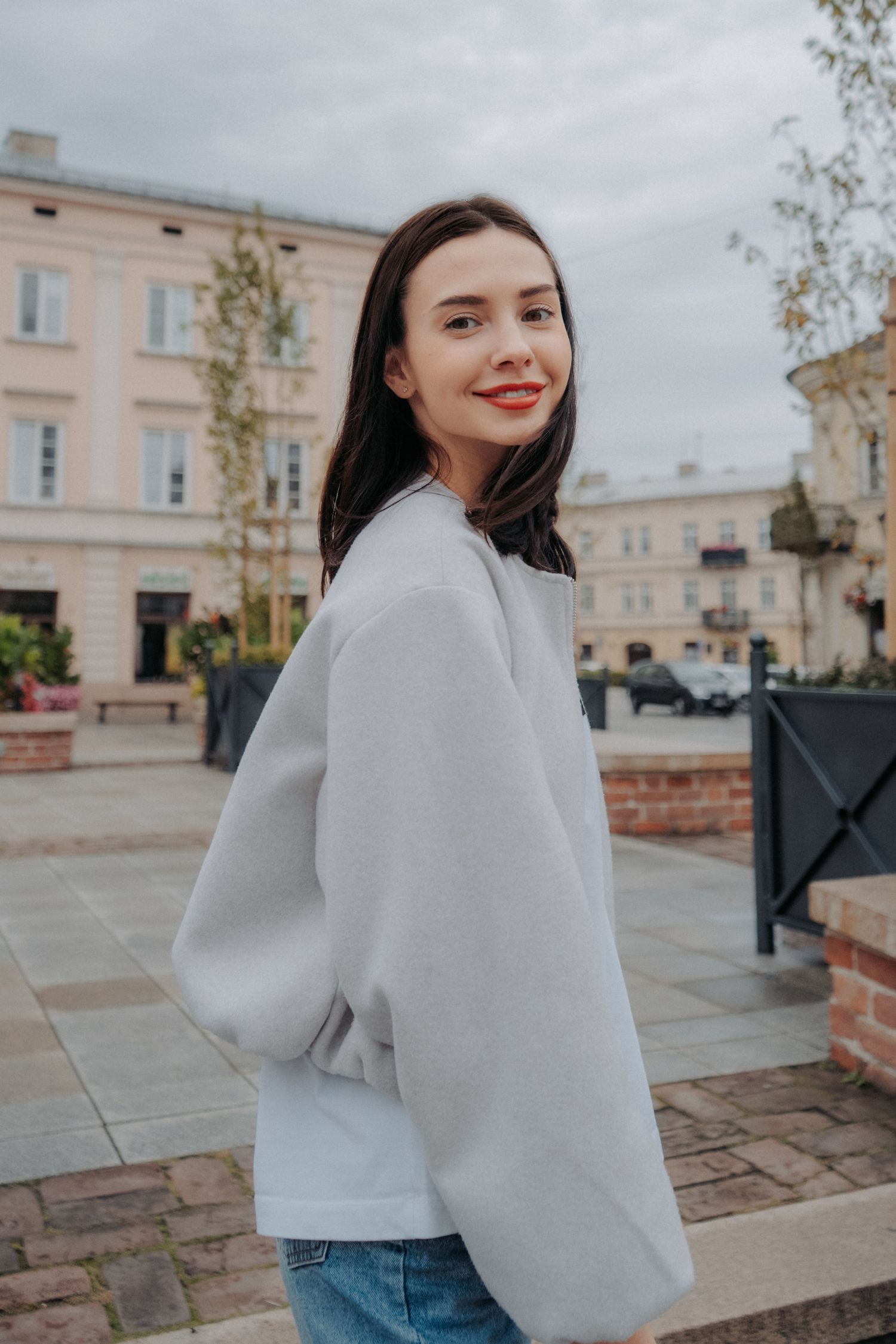 Portrait von Albina mit cleanen Vibes und natürlicher Ausstrahlung
