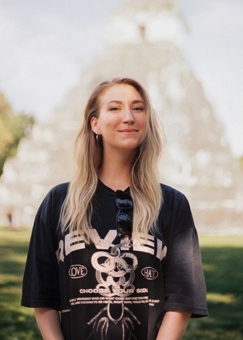Portrait von Katja Gehrig, Portraitfotografin aus Karlsruhe vor dem Tikkal in Guatemala auf Reisen
