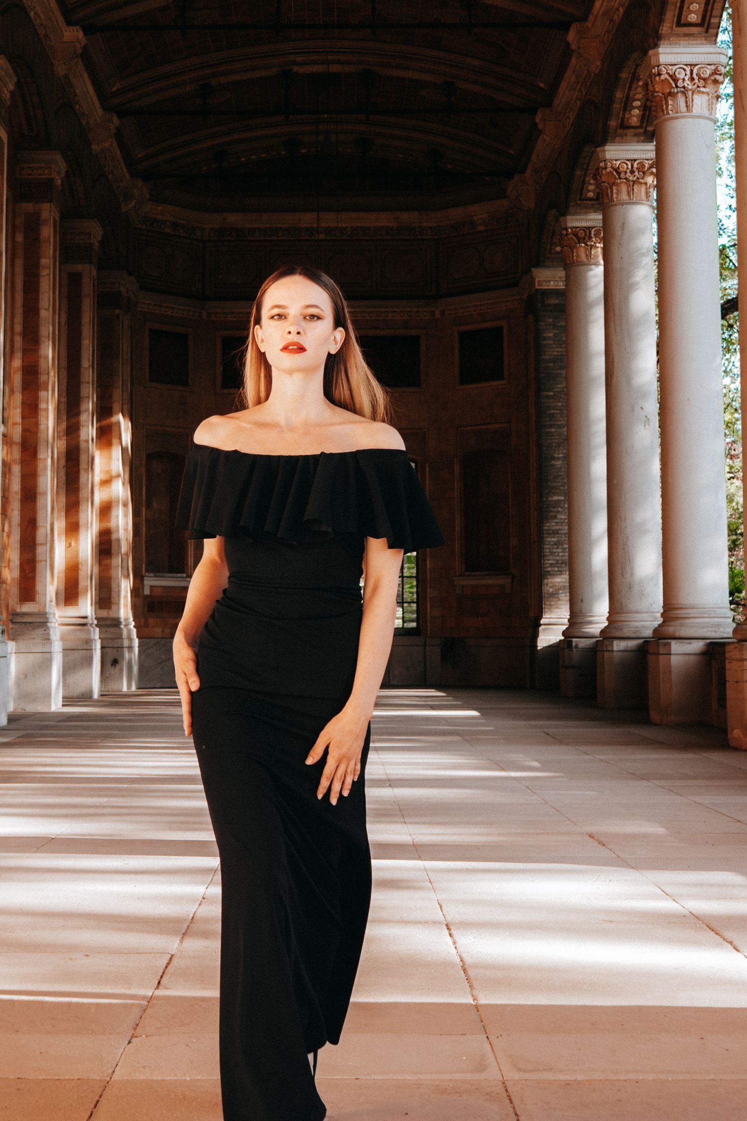 Editorial Beauty Portrait von Hannah mit in Bewegung mit editorialer Stimmung