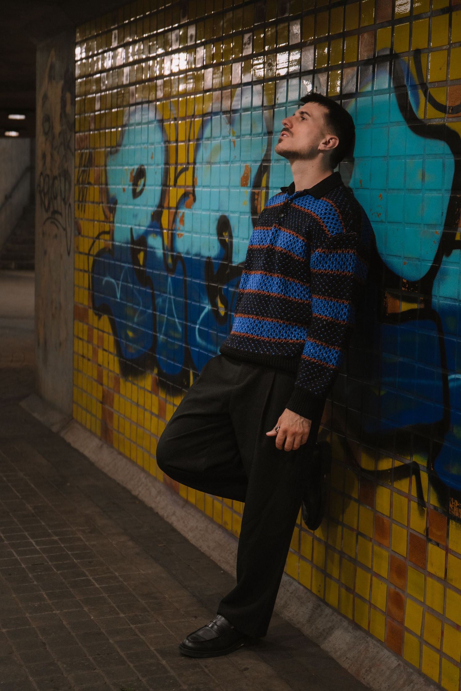 Editorial Männerportrait von Sandro im urbanen Umfeld