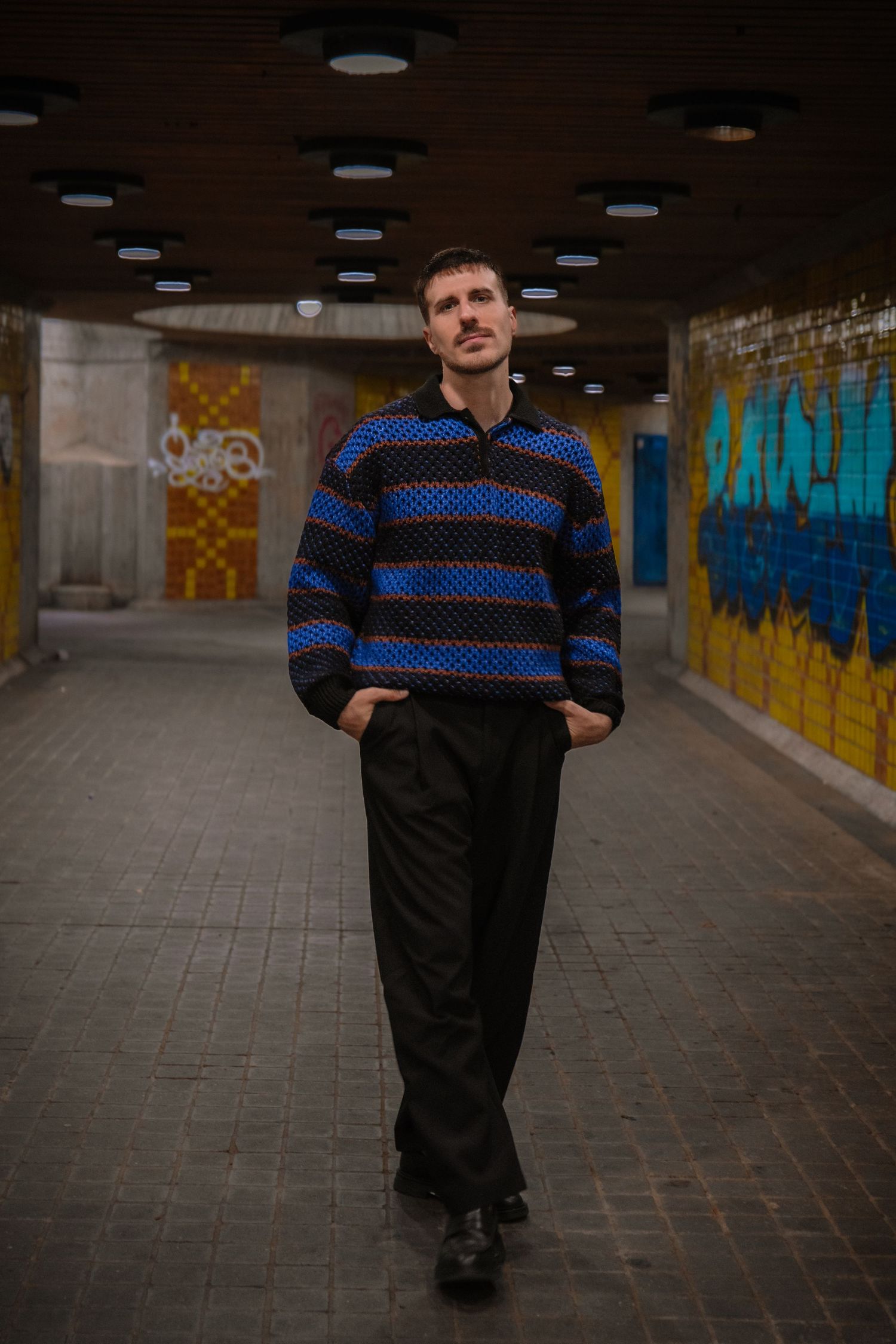 Portrait von Sandro in Bewegung mit urbanem Hintergrund und Kunstlicht