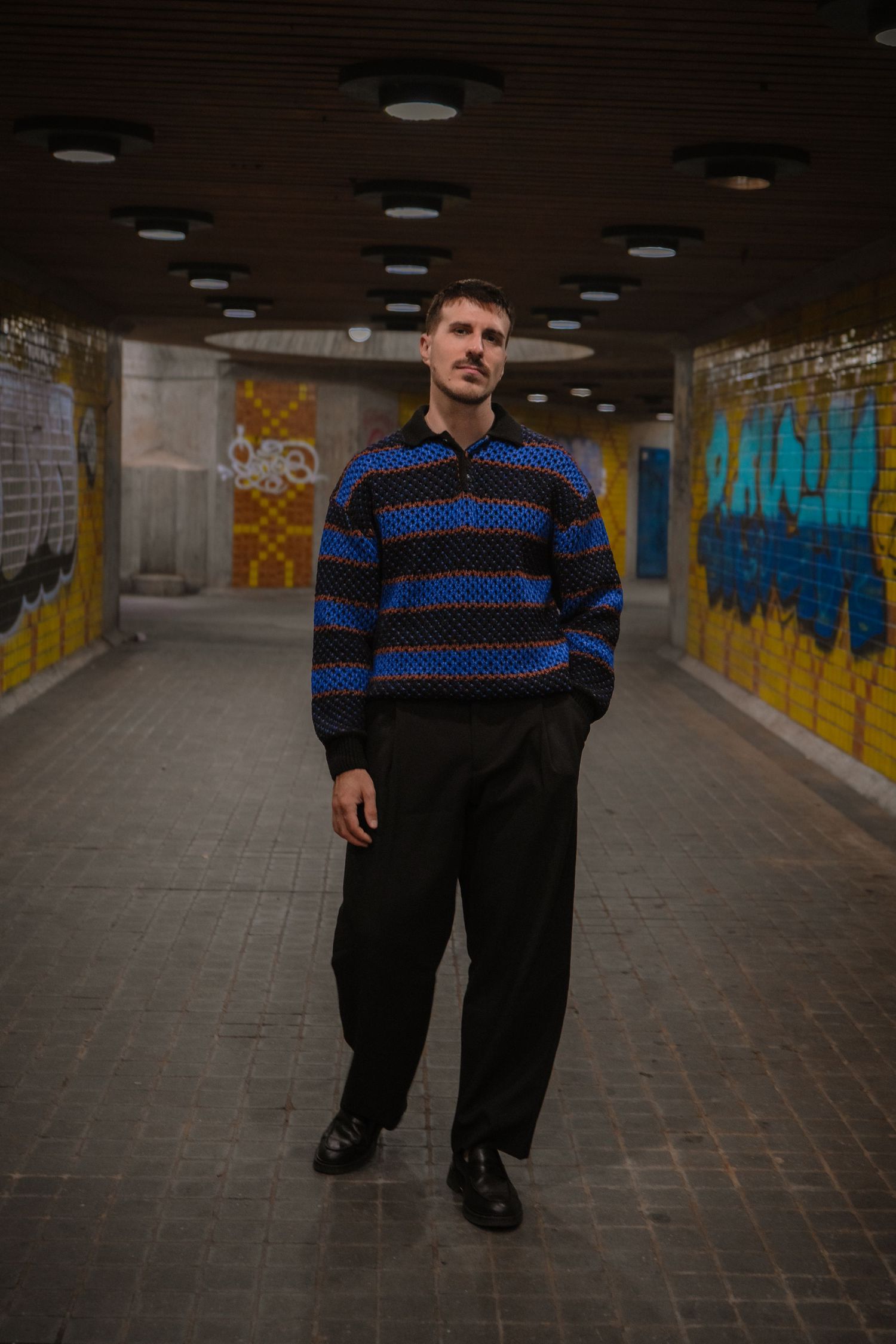 Portrait von Sandro in Bewegung mit urbanem Hintergrund und Kunstlicht