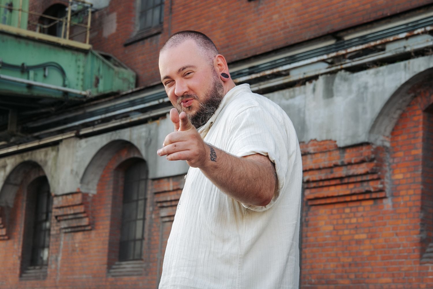 Ungesteltes Portrait von Julian mit urbanem Hintergrund