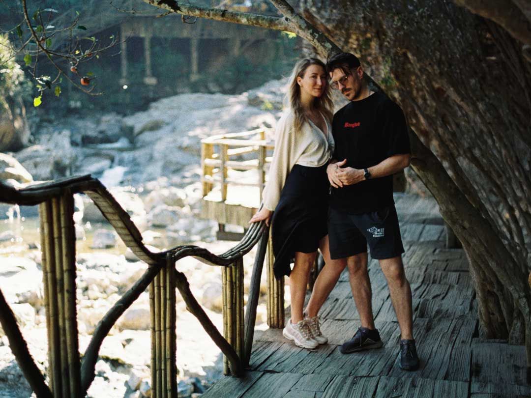 Analog Foto eines Pärchens in einem Park in Vietnam bei Tageslicht