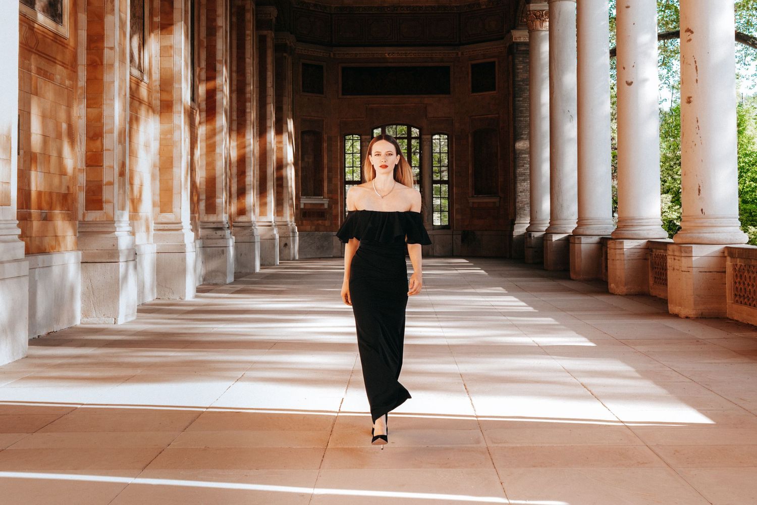 Editorial Beauty Portrait von Hannah mit in Bewegung mit editorialer Stimmung