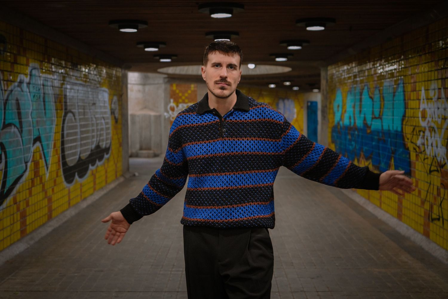 Portrait von Sandro in Bewegung mit urbanem Hintergrund und Kunstlicht