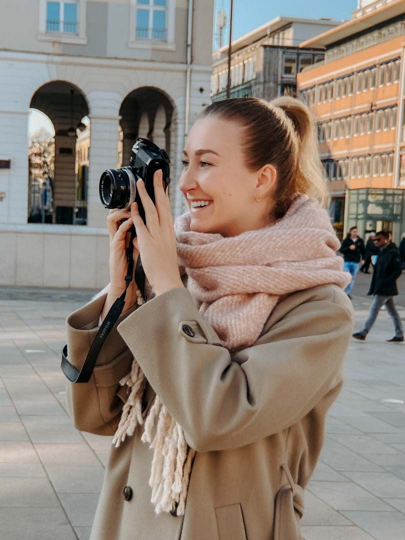 Authentisches Portrait von Katja Gehrig in Karlsruher Innenstadt