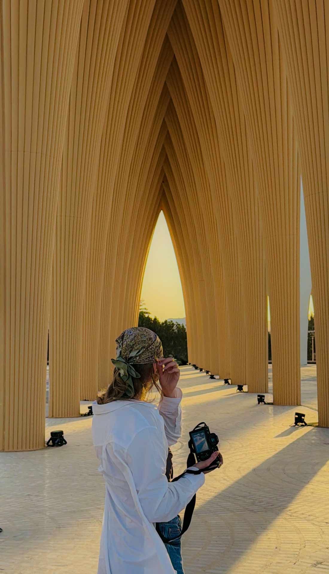 Katja Gehrig, Fotografin aus Karlsruhe, in der Golden Hour in schöner architektonischer Umgebung auf Reisen.
