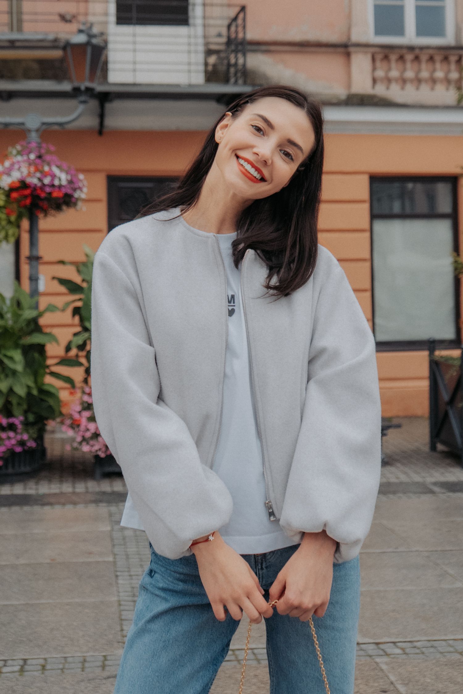 Authentisches Branding-Portrait von Albina mit natürlichem Licht