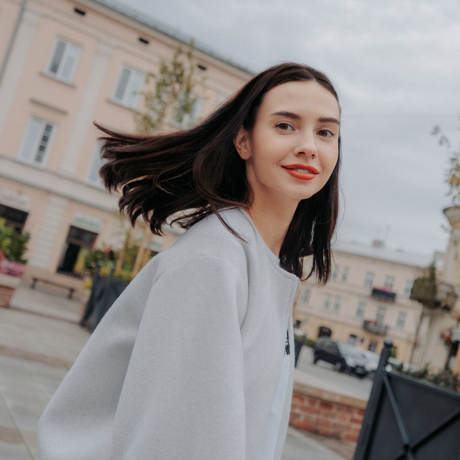 Portrait von Albina mit cleanen Vibes und natürlicher Ausstrahlung