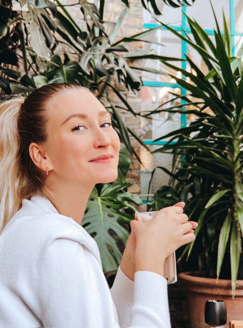 Natürliches Portrait von Katja Gehrig in entspannter Atmosphäre