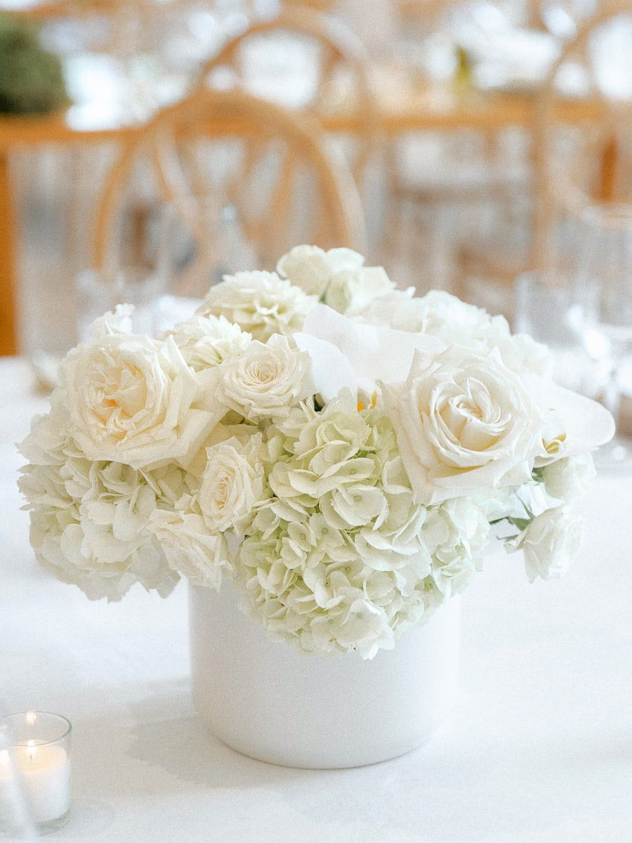 Elegant white rose arrangements for wedding table decor, perfect for Riga wedding receptions
