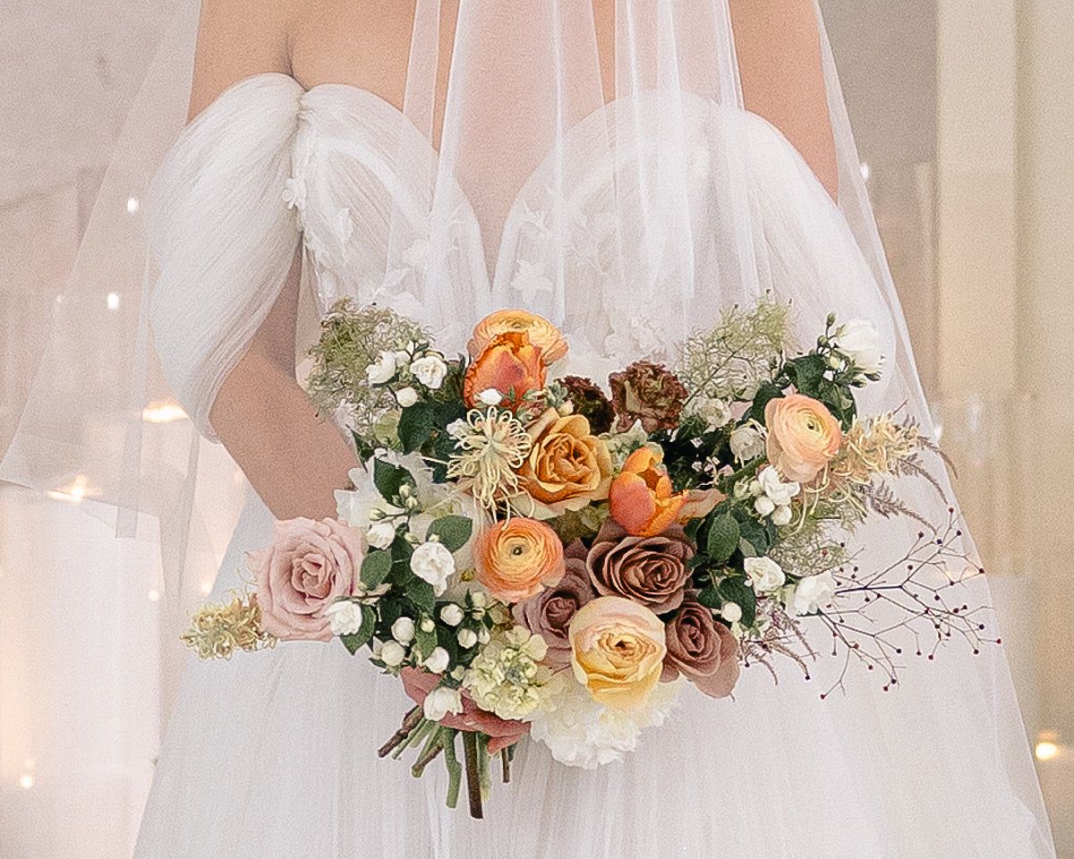 Warm-toned vintage bridal bouquet, styled for a romantic Riga wedding aesthetic