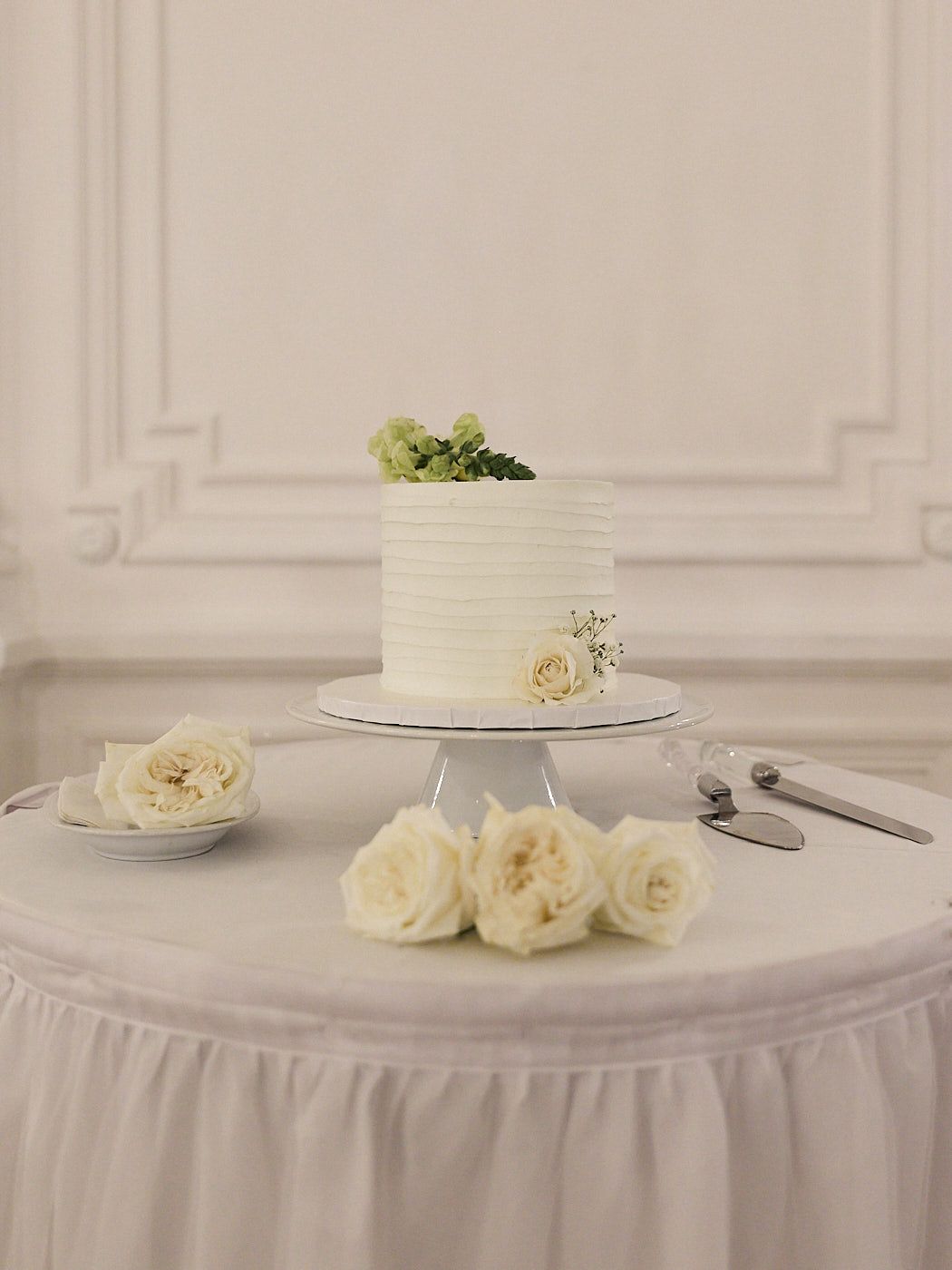 Elegant wedding cake at a modern Riga celebration