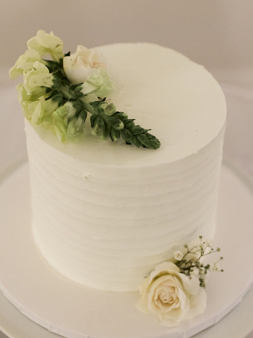 Elegant wedding cake at a modern Riga celebration