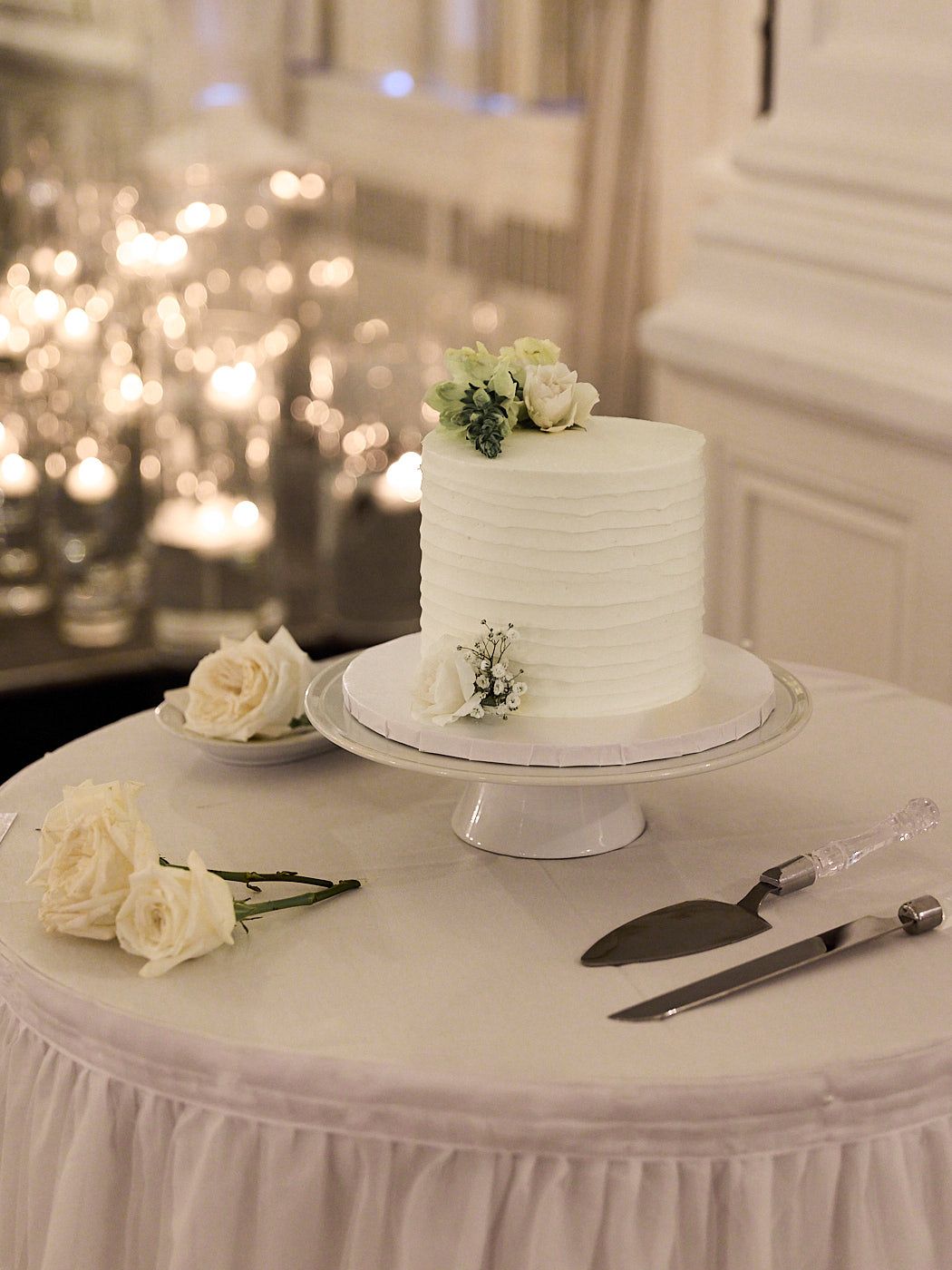 Elegant wedding cake at a modern Riga celebration