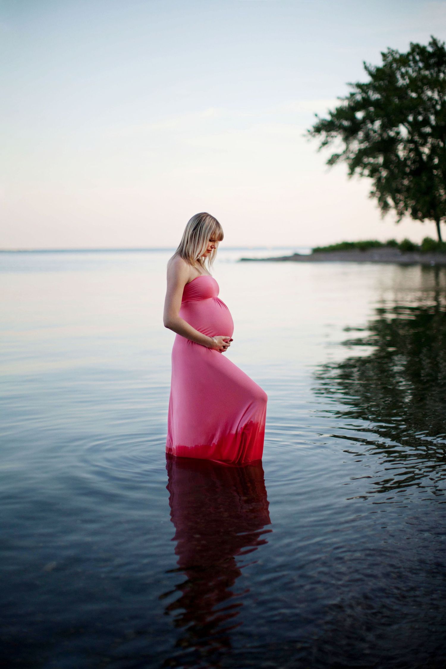 Materniy photo in serene lake.