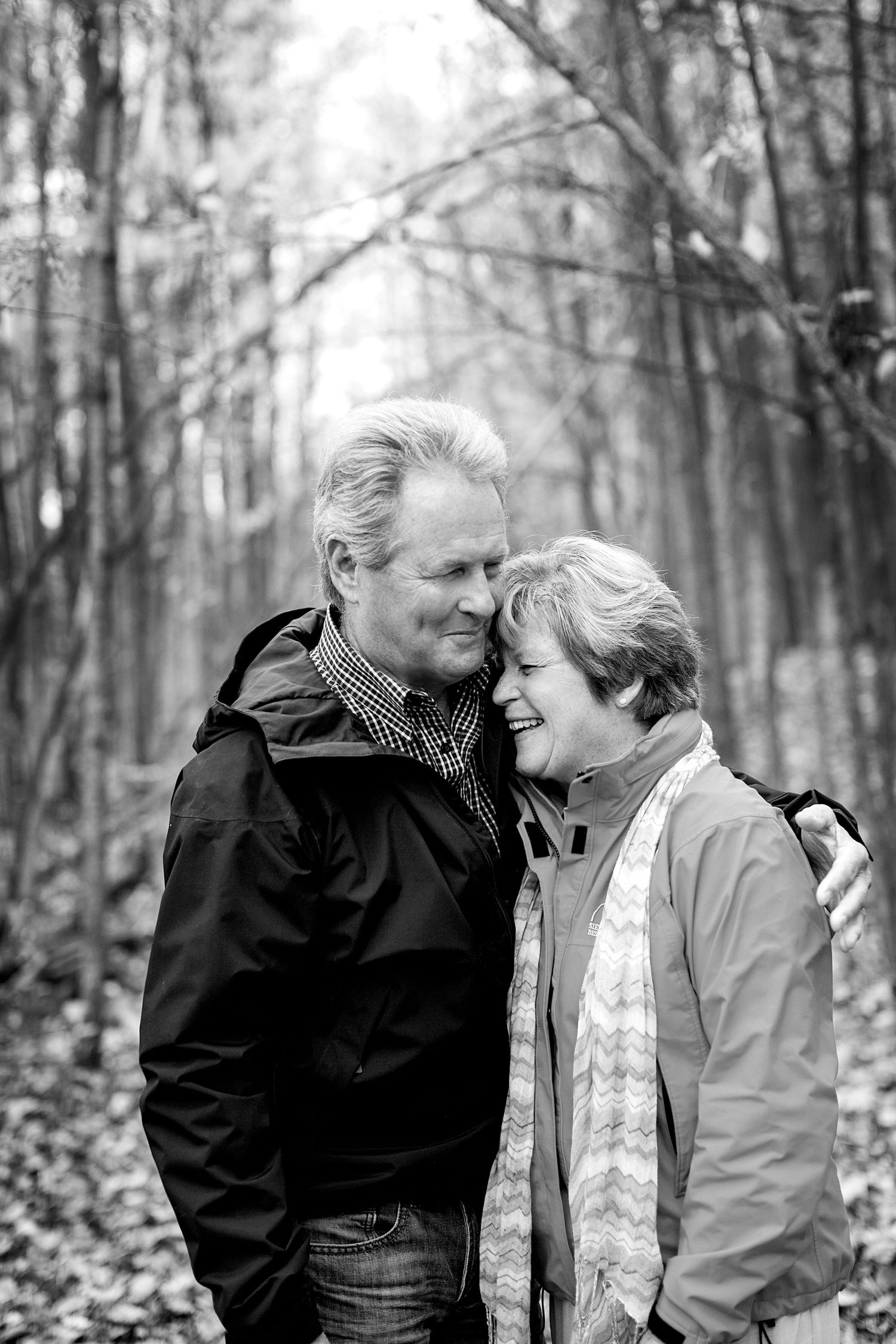 Portrat of an older couple laughing.