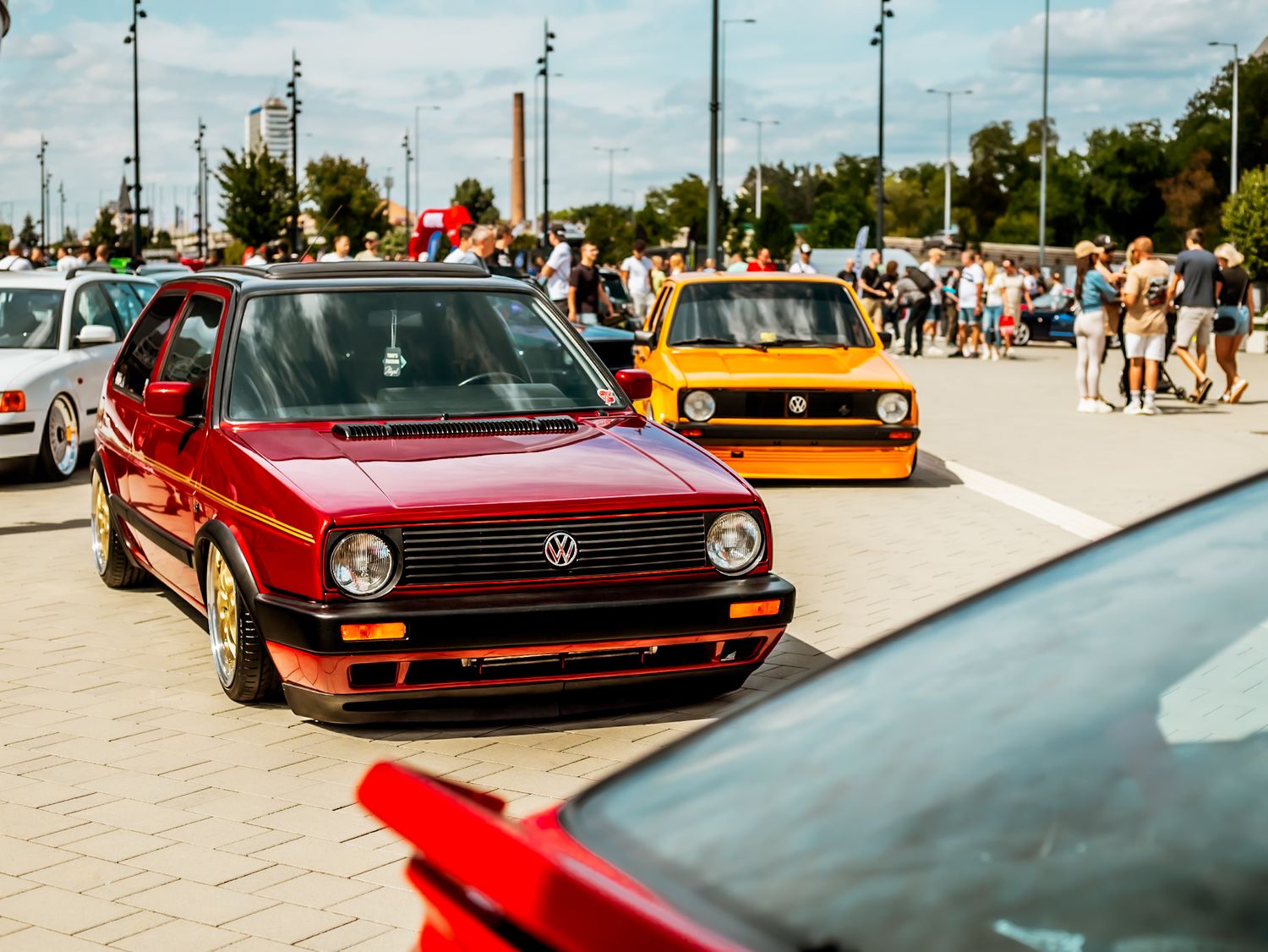 Piros és sárga Volkswagen