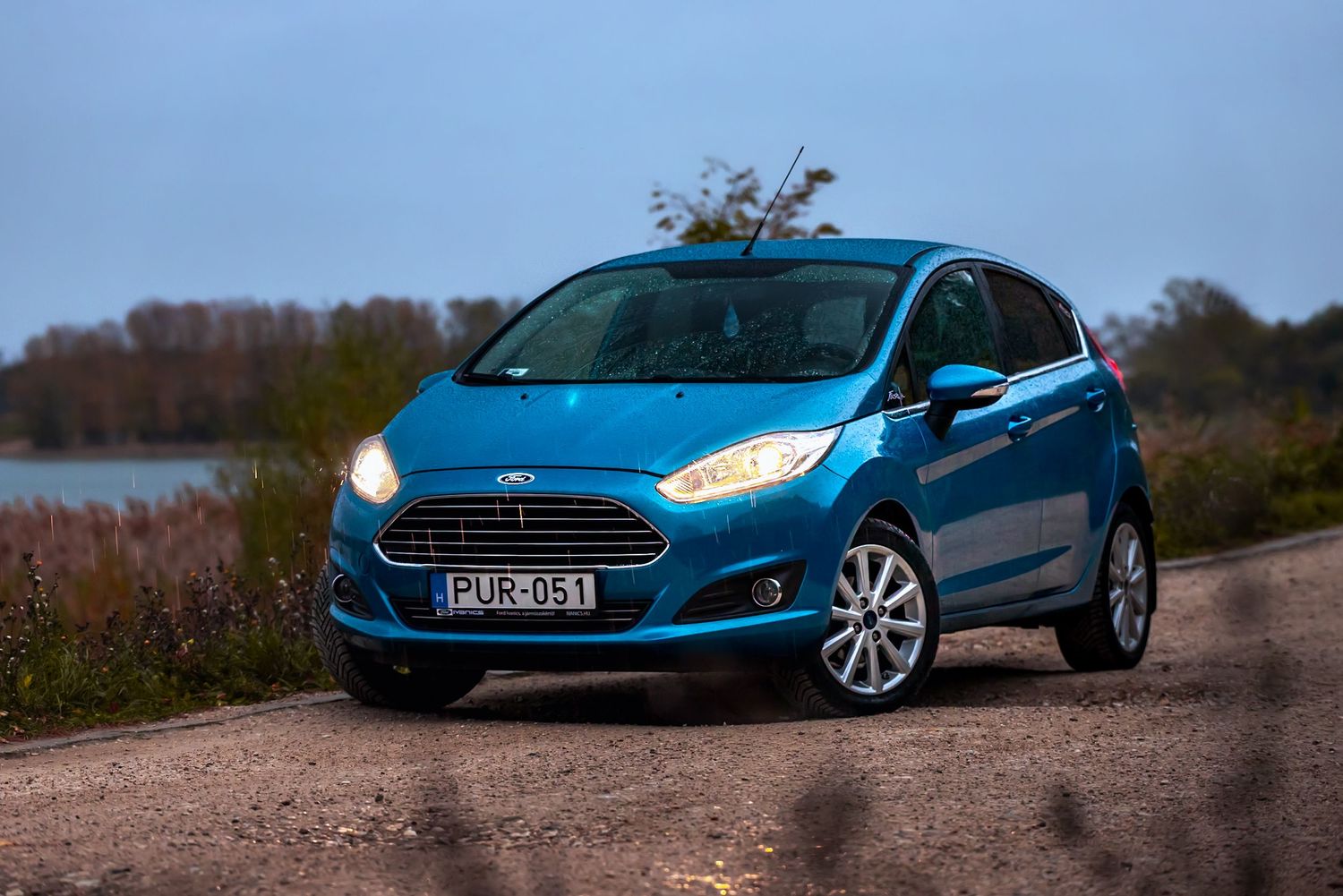Ford Fiesta az esőben