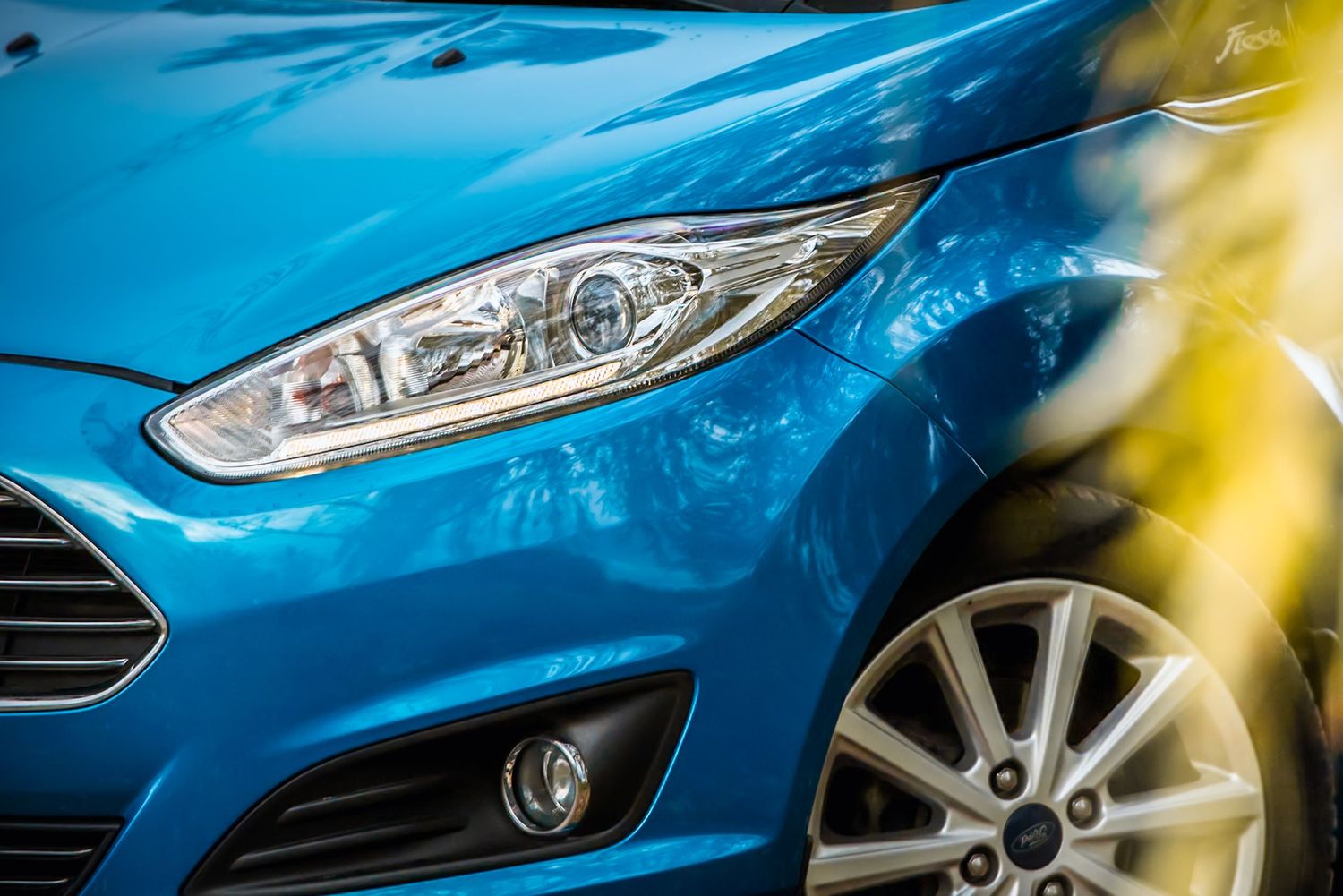 Ford Fiesta első lámpa és kerék részlet